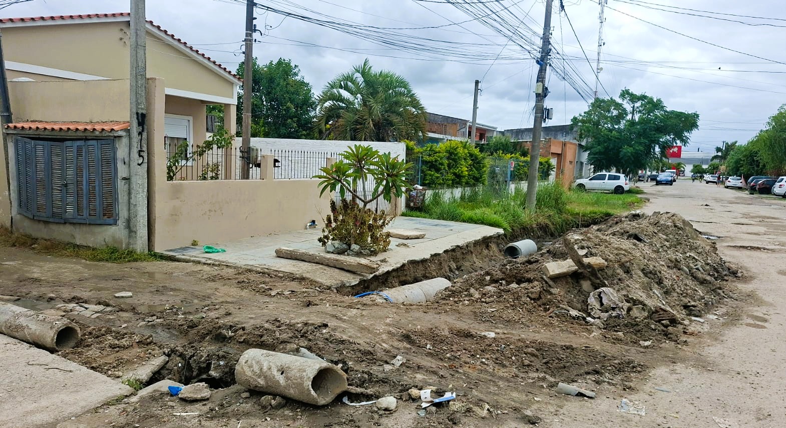 Equipes coordenadas pela Secretaria de Serviços Urbanos e Infraestrutura (Ssui) também atuam no balneário Santo Antônio, com instalação de tubulação