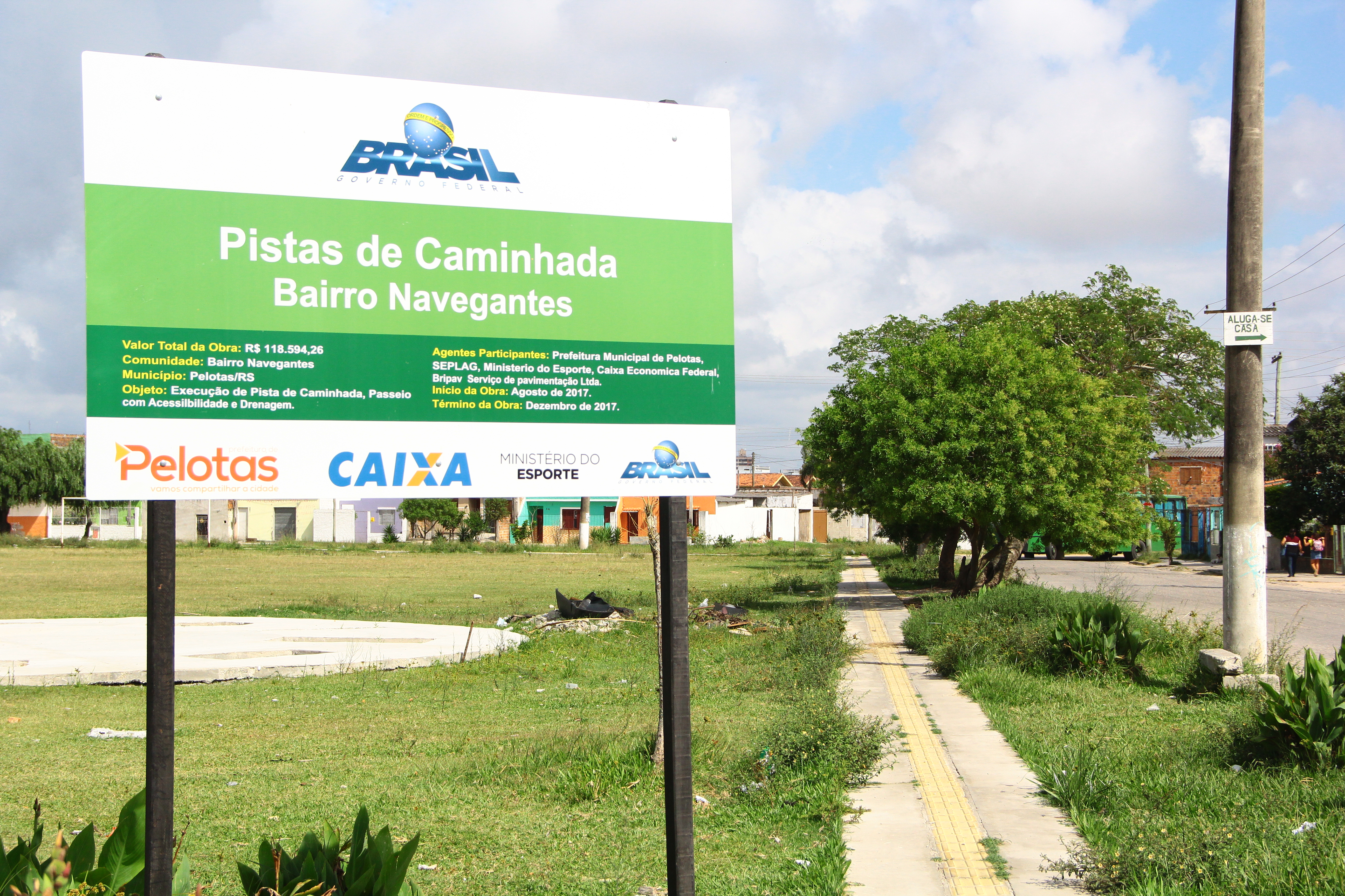 Atividades da comunidade, no campo de futebol, geraram uma pausa na execução do projeto