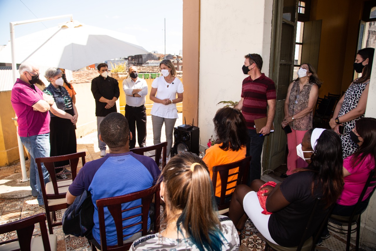 Iniciativa do Pacto Pelotas pela Paz promove qualificação em gastronomia, garçom e serviço de hotelaria, destinada a imigrantes e mulheres em situação de vulnerabilidade