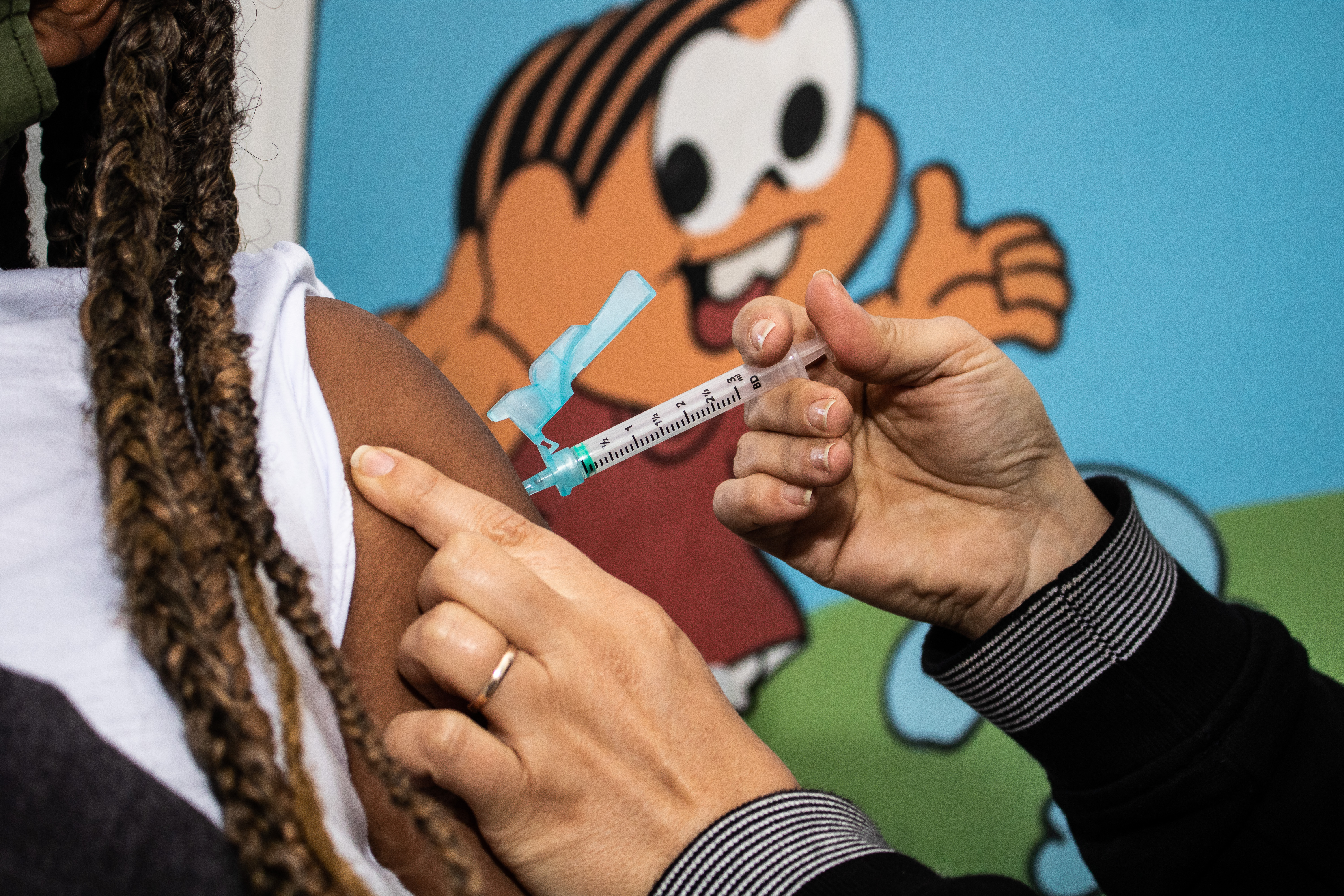 As aplicações serão realizadas no sábado (23), no drive-thru do Centro de Eventos e na Escola Estadual Coronel Pedro Osório. A partir de segunda-feira (25), estarão disponíveis nos pontos fixos de vacinação