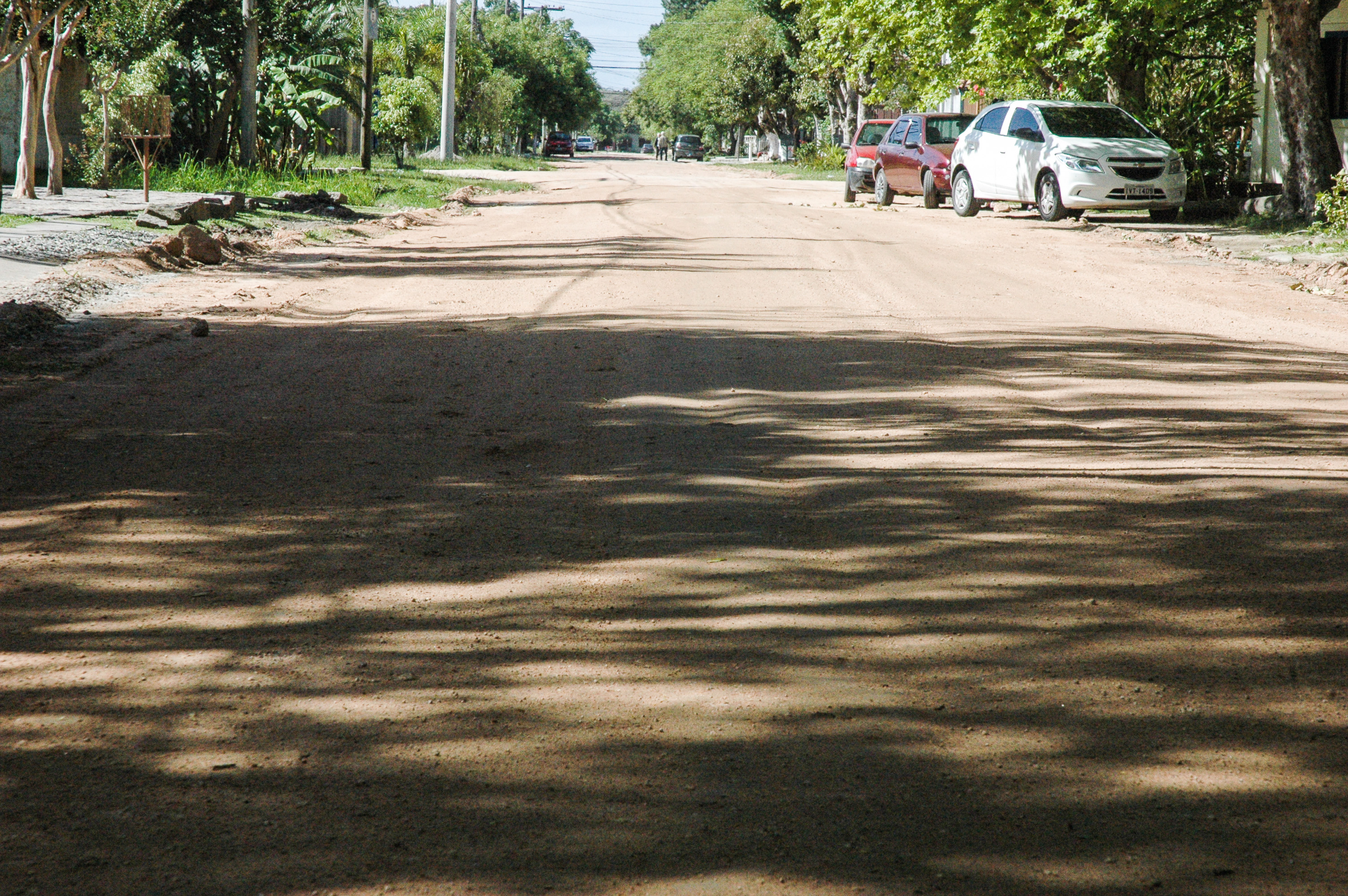 A estimativa é utilizar 2,5 mil metros cúbicos de saibro, o que equivale a cerca de 160 caçambas, para melhorar a trafegabilidade dos balneários.