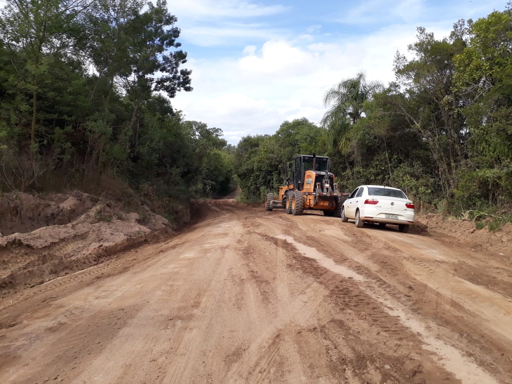 Setenta cargas de cascalho foram empregadas para correção e reforço dos leitos