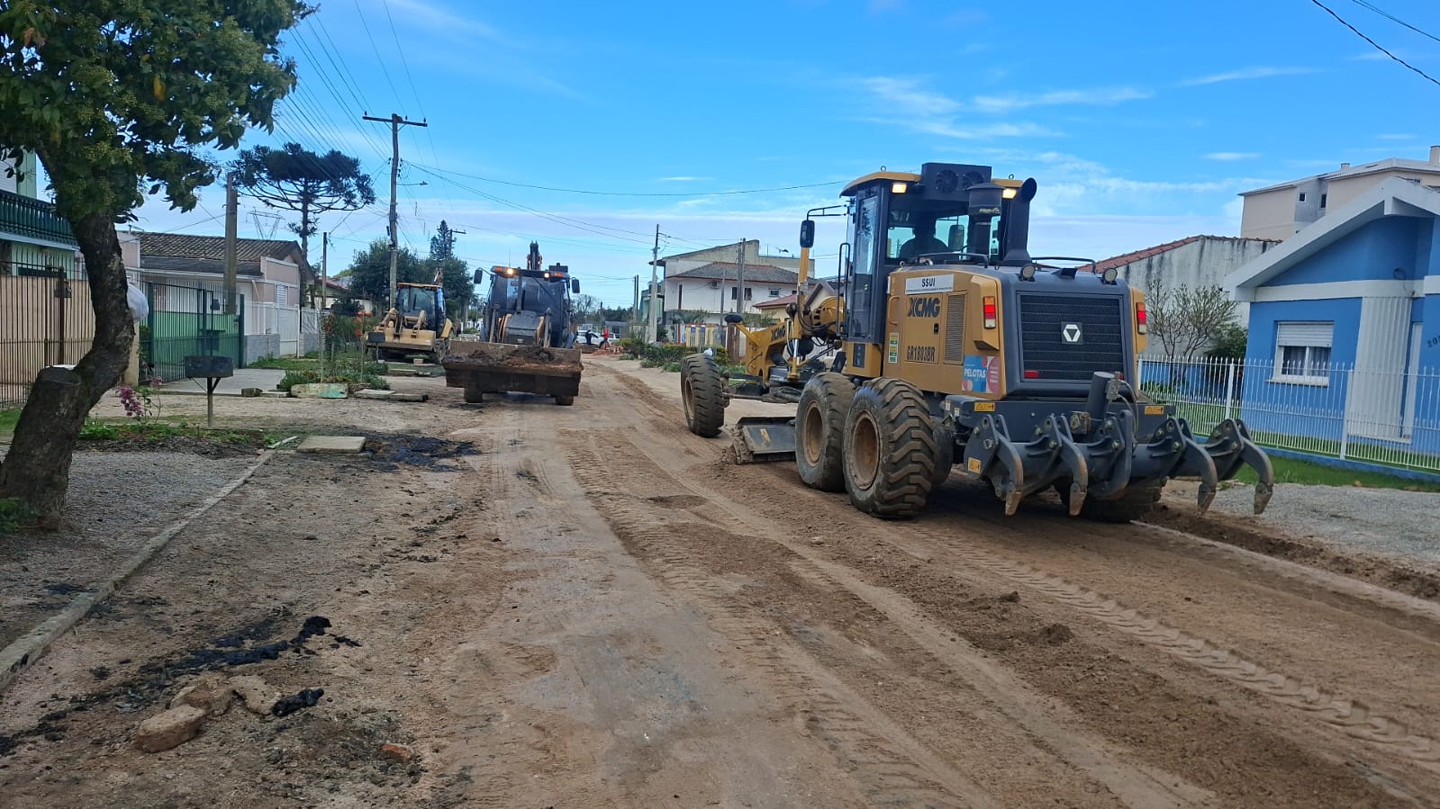 Secretaria de Serviços Urbanos e Infraestrutura (Ssui) fez patrolamento, elimina acúmulo de água na via e dá sequência à desobstrução do sistema de drenagem