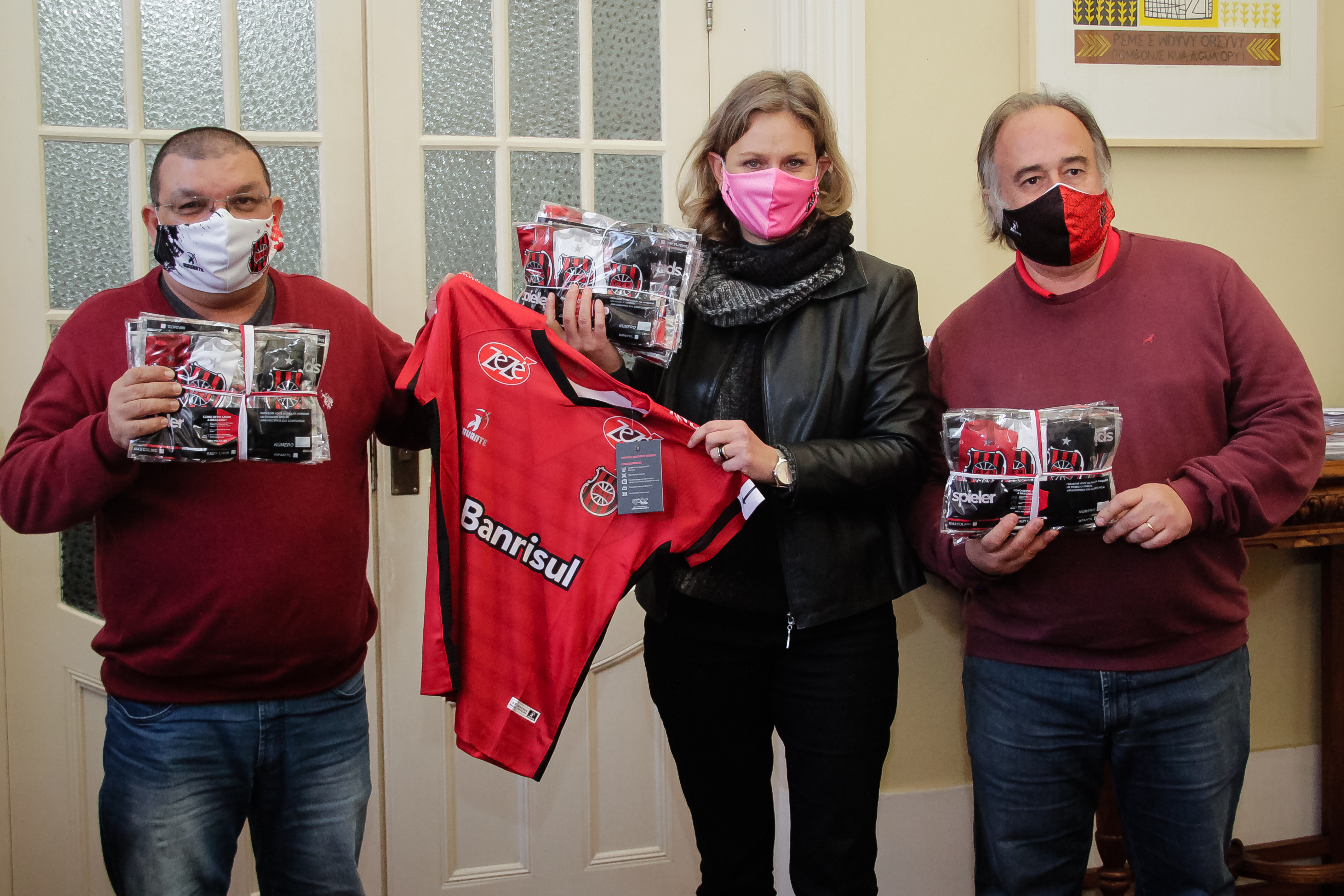 Clube de futebol passou a produzir o Equipamento de Proteção Individual com o início da pandemia