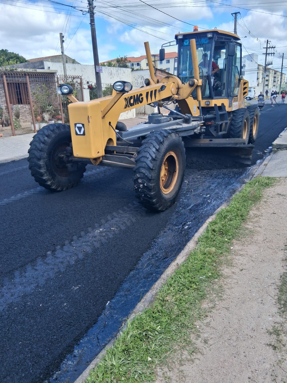 Smop usou 35 toneladas de CBUQ para melhorar a rua Moacyr Mac Donough Dias, no bairro Santos Dumont. Serviço terá continuidade nos próximos dias