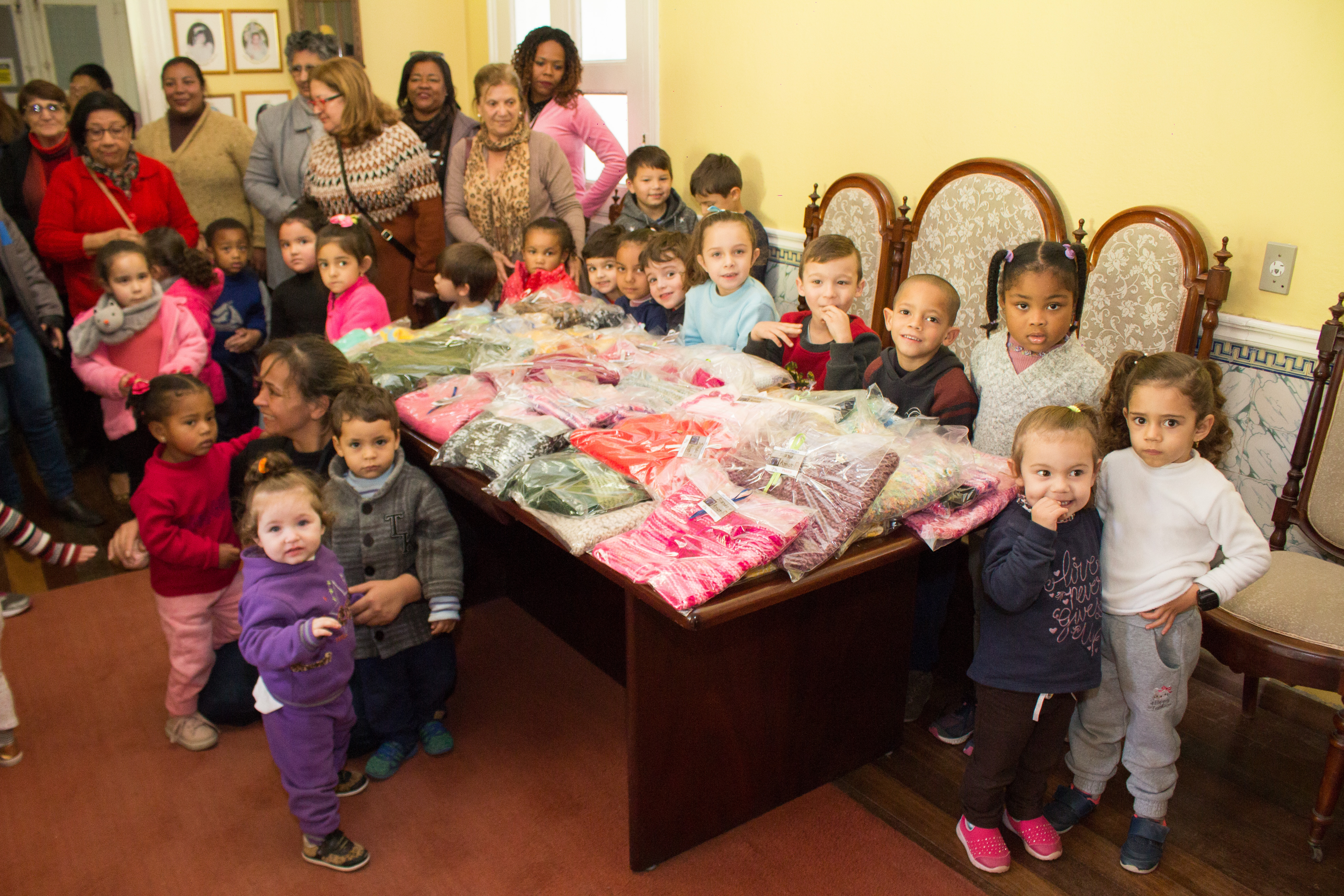 Casa da Criança São Francisco de Paula e Aapecan receberam blusões, mantas, gorros e pantufas de lã