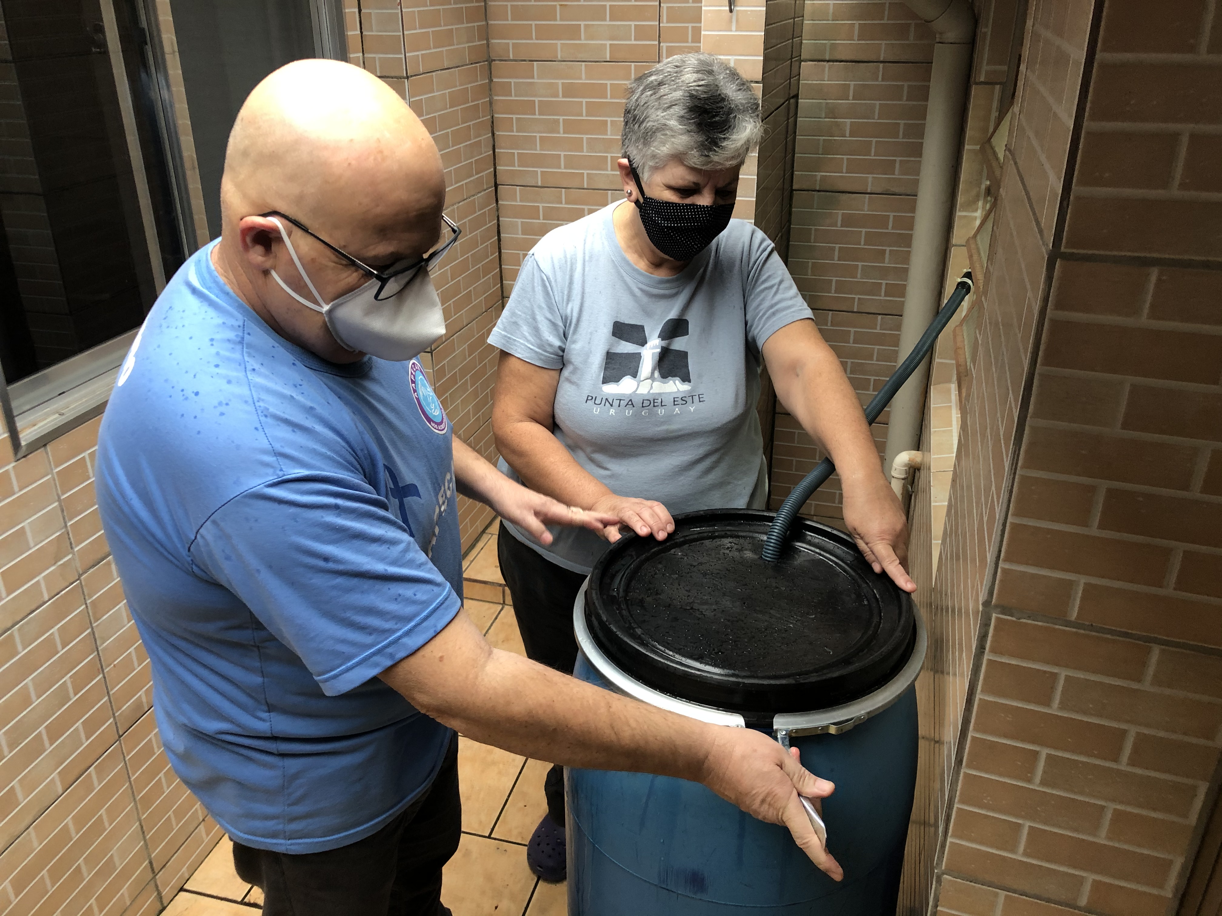 Casal de moradores da Cohab Lindóia cria sistema caseiro de reaproveitamento de água tratada