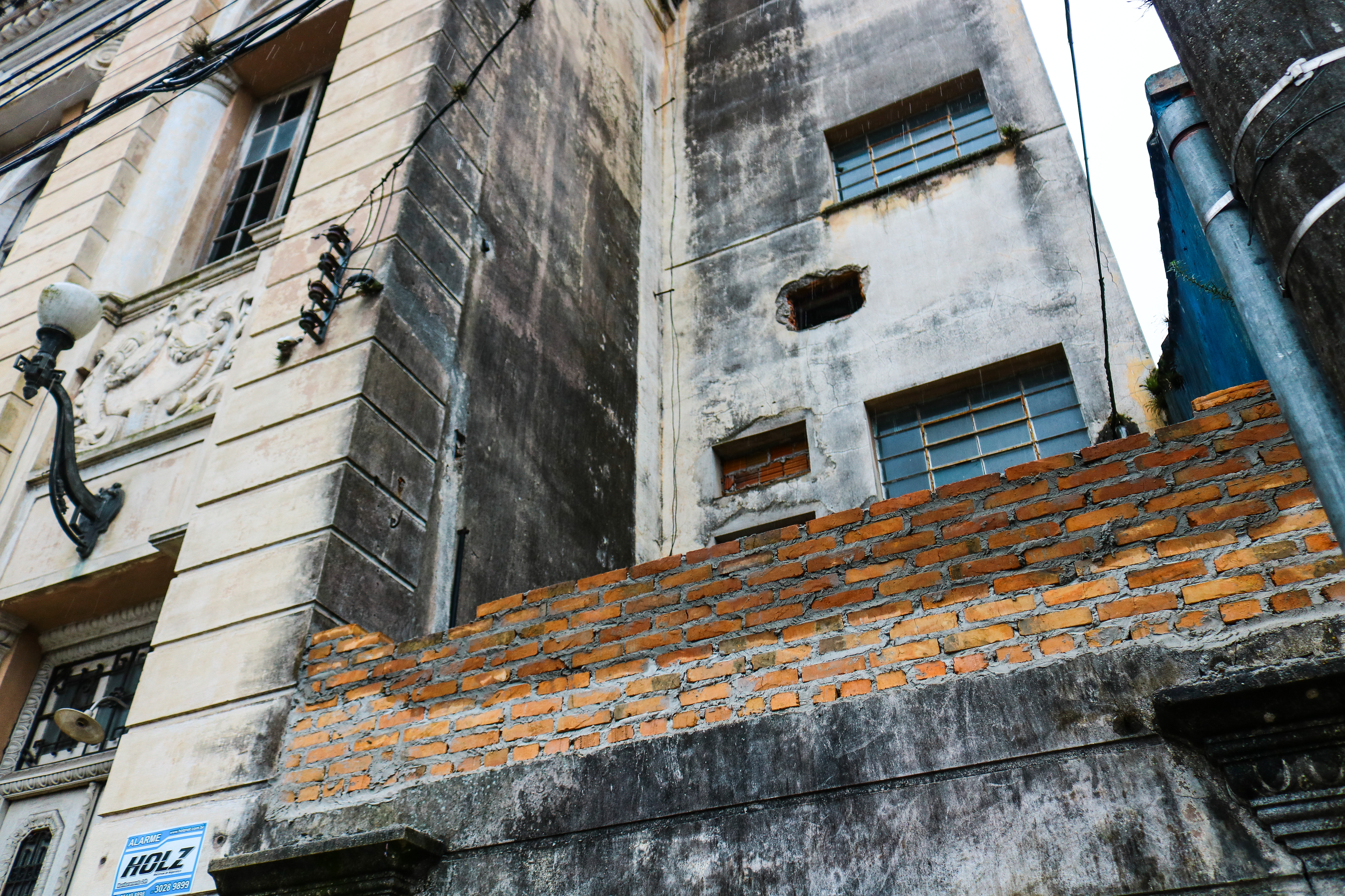 Aumento da altura de muro lateral ajudará a impedir entrada indevida de pessoas