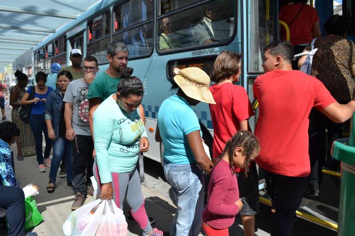 Pontos de ônibus estão sendo transferidos a fim de que a Prefeitura conserte a pavimentação