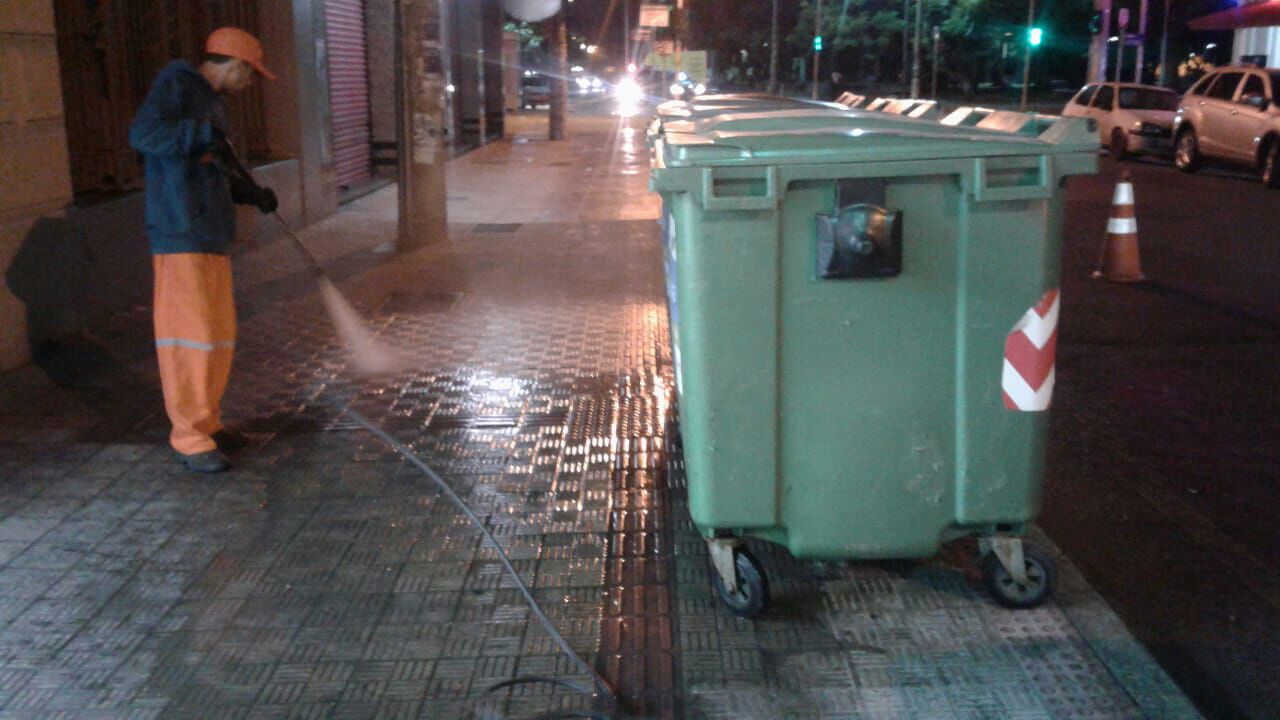 Lavagem foi reforçada em locais com acúmulo de resíduos e, agora, ocorre semanalmente