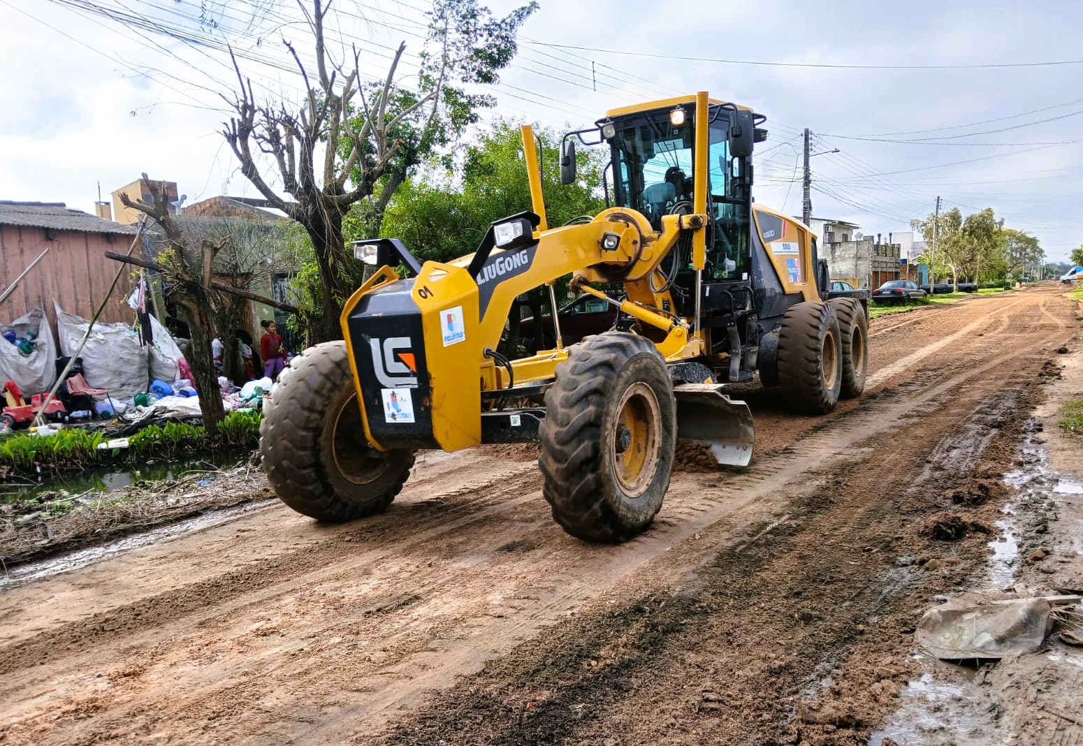 Secretaria de Serviços Urbanos e Infraestrutura refaz caminho do ônibus e outros trechos no Balneário Valverde e  no Areal Fundos
