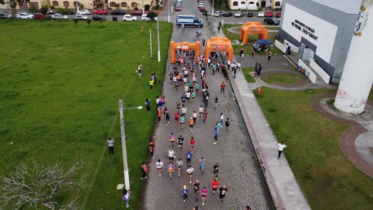 Programação da Prefeitura aconteceu no Ginásio Karosso e contou com rústica, futsal e oferta de serviços de saúde e vacinação para os servidores