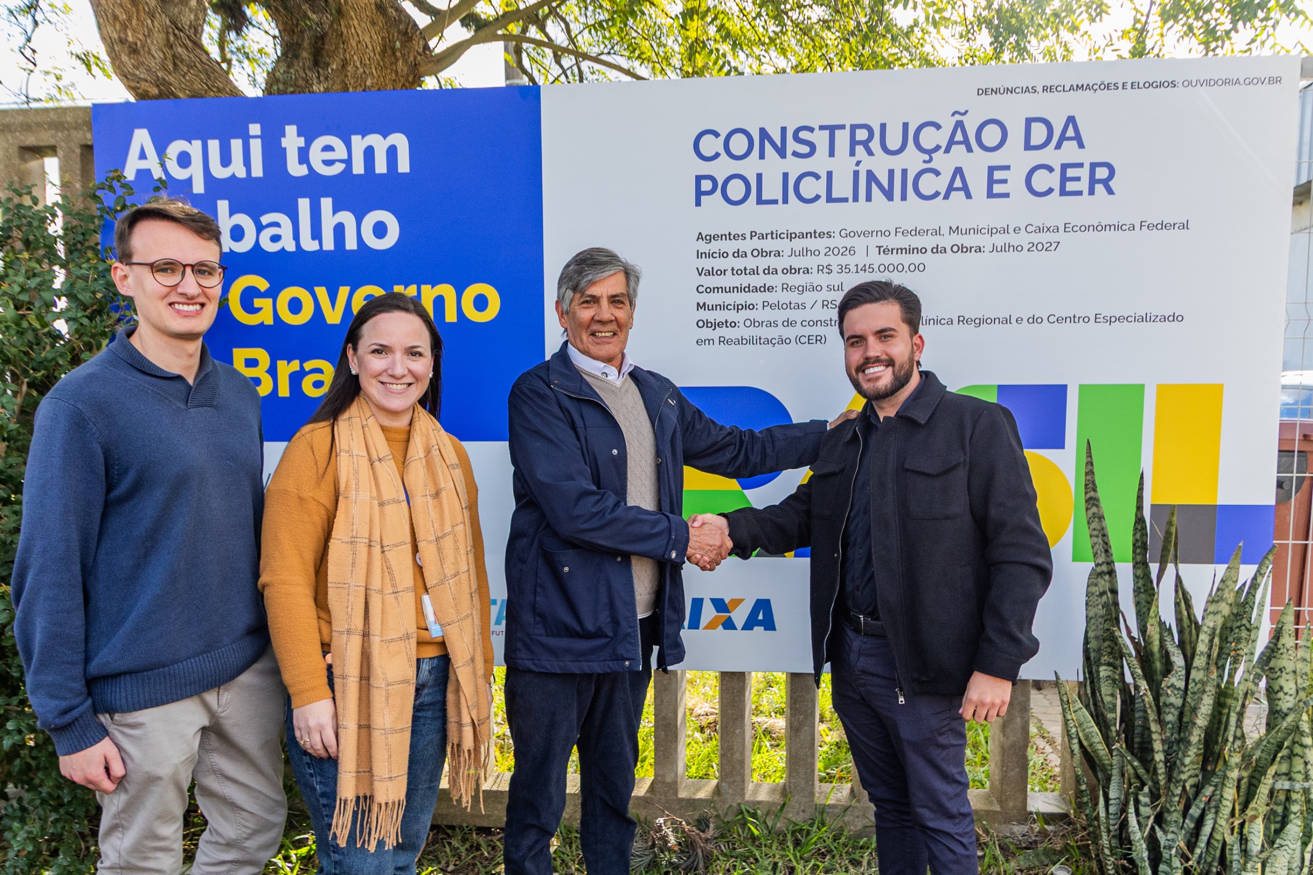 Placa colocada nas futuras instalações da Policlínica Regional e do CER 4 oficializa repasse do governo federal para o começo da construção. O investimento é de R$ 35 milhões