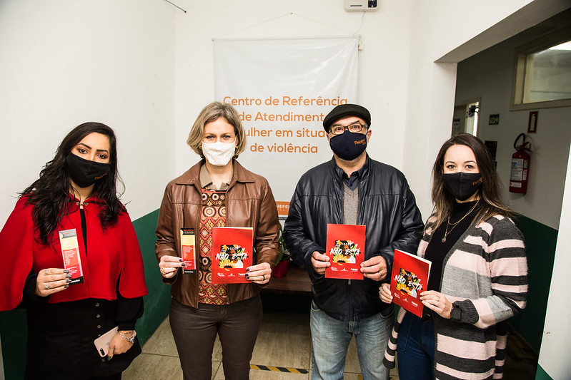 A cartilha “Você não está sozinha” e o “Violentômetro” foram apresentados em encontro no Centro de Referência de Atendimento à Mulher em Situação de Violência
