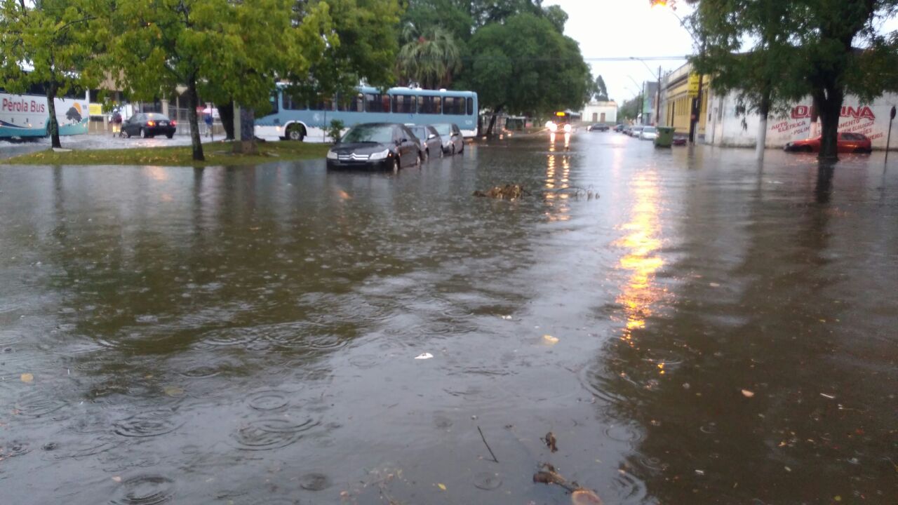 No município, segundo dados do Sanep a precipitação chegou a 70 milímetros em pouco mais de sete horas, e causou alagamentos em locais considerados históricos