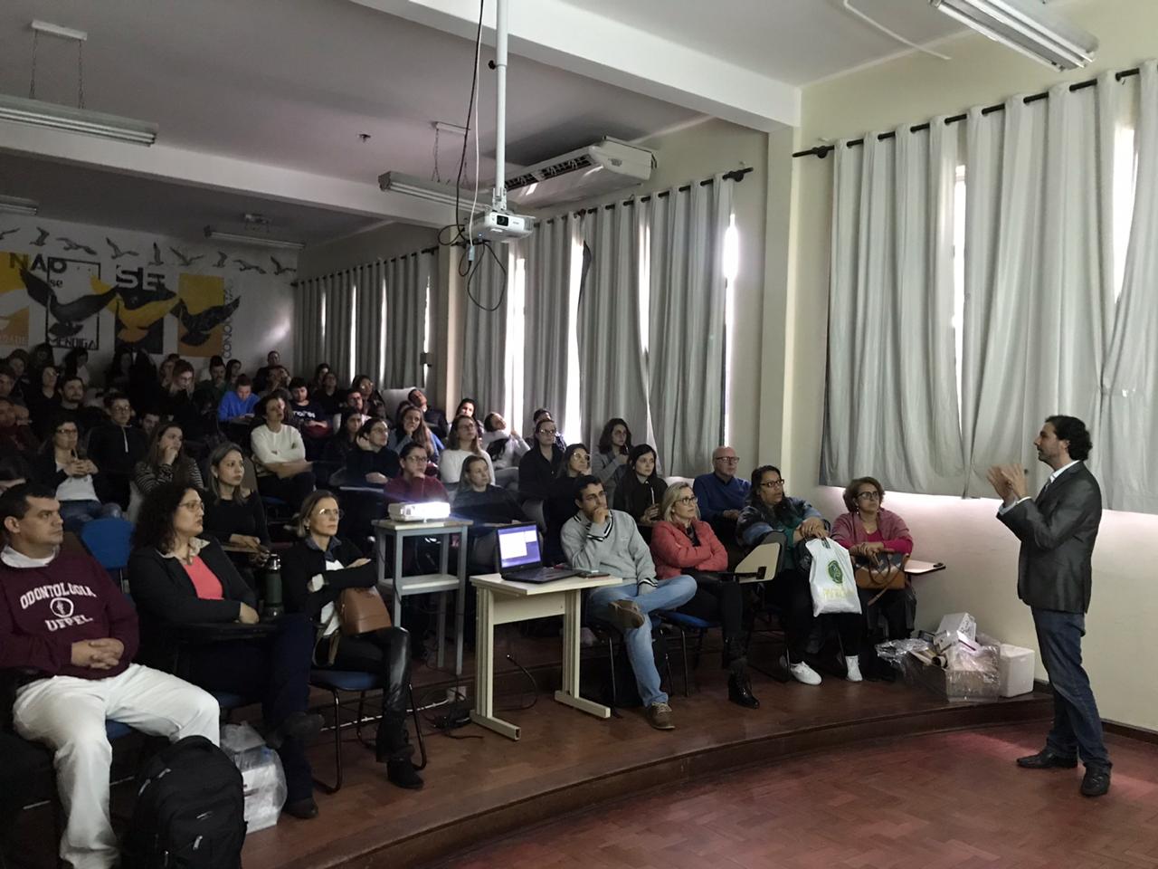 Palestra fez parte de evento que, em 2019, voltou-se à equipe odontológica que atende a população