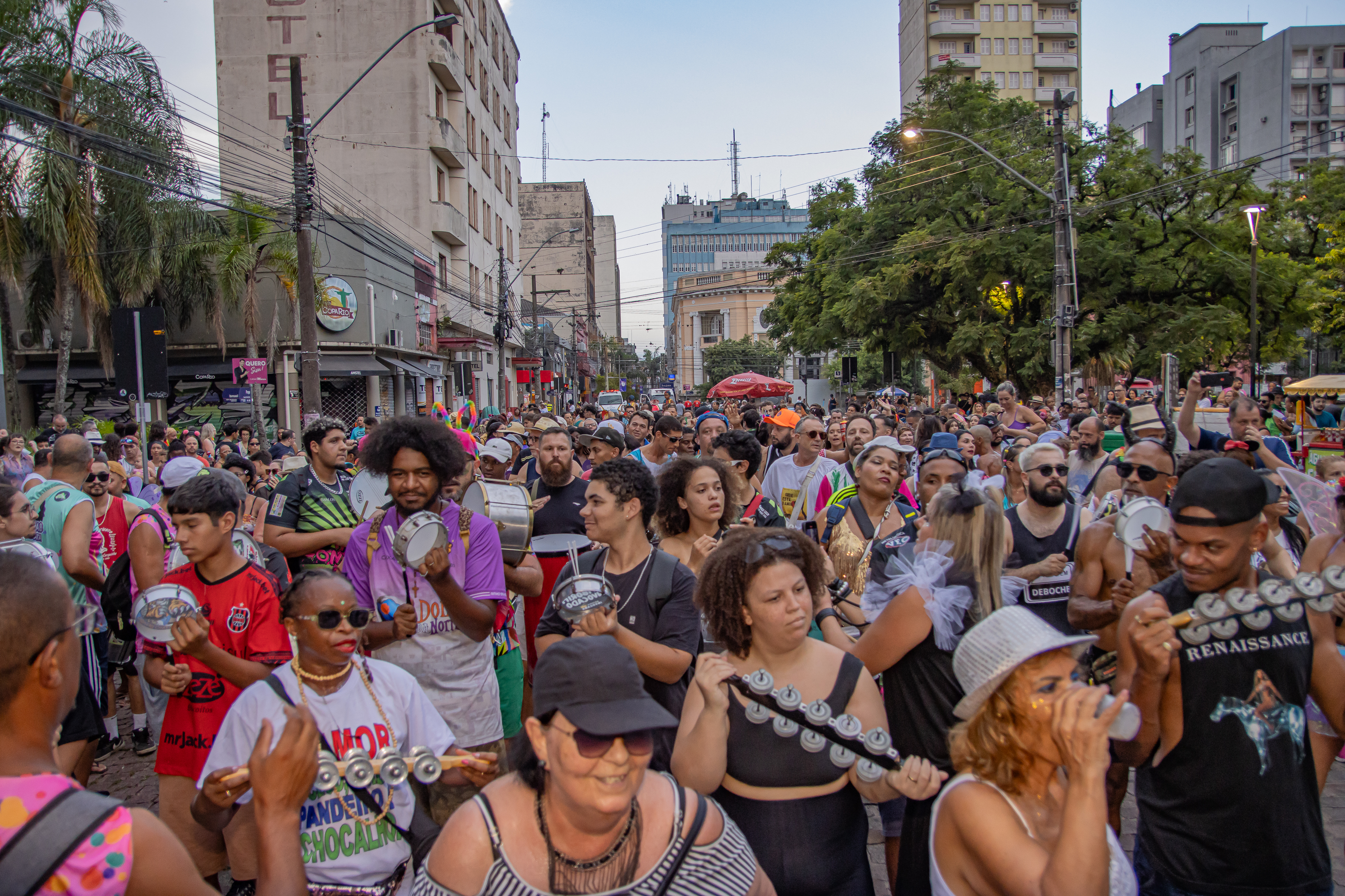 A programação do carnaval de Pelotas já iniciou, e segue neste final de semana aquecendo os foliões para a data oficial da festa popular