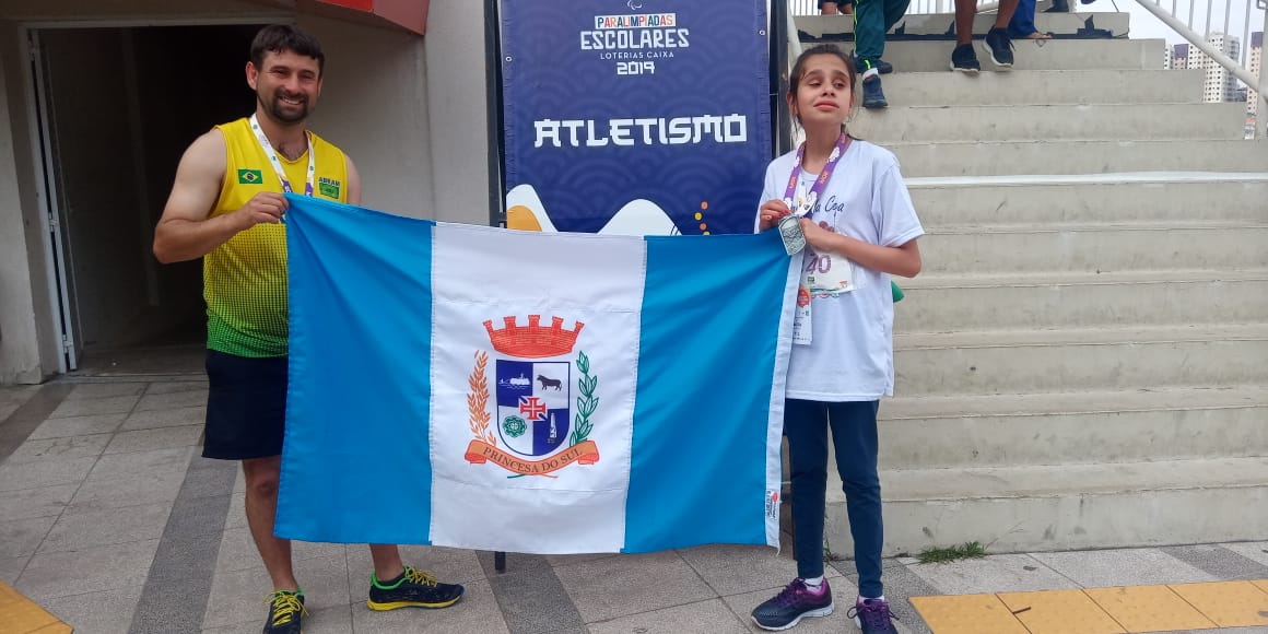 Dóris de Andrade, 12, e Fabrício Castelo, 16, atletas com perda total de visão, conquistaram medalhas de ouro, prata e bronze em São Paulo