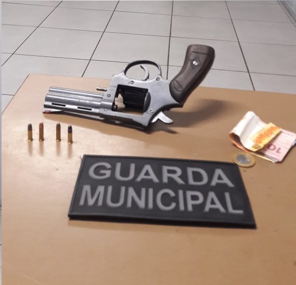 Dois homens foram presos e uma arma de fogo ilegal apreendida