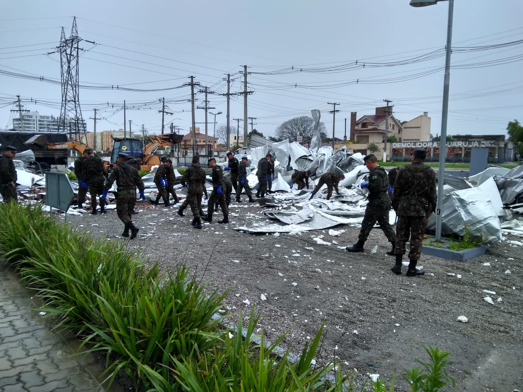 Até as 17h45min desta segunda, 21 mil casas seguiam sem luz na Região Sul. Destas, 15 mil em Pelotas. Aulas seguem suspensas na Emef Piratinino de Almeida; nas escolas Lobo da Costa e Francisco Barreto, as atividades retornam normalmente