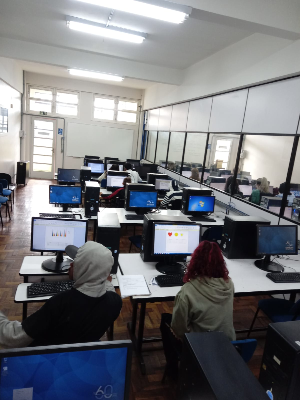 Oficinas nos laboratórios de informática da universidade abrem novas possibilidades aos participantes