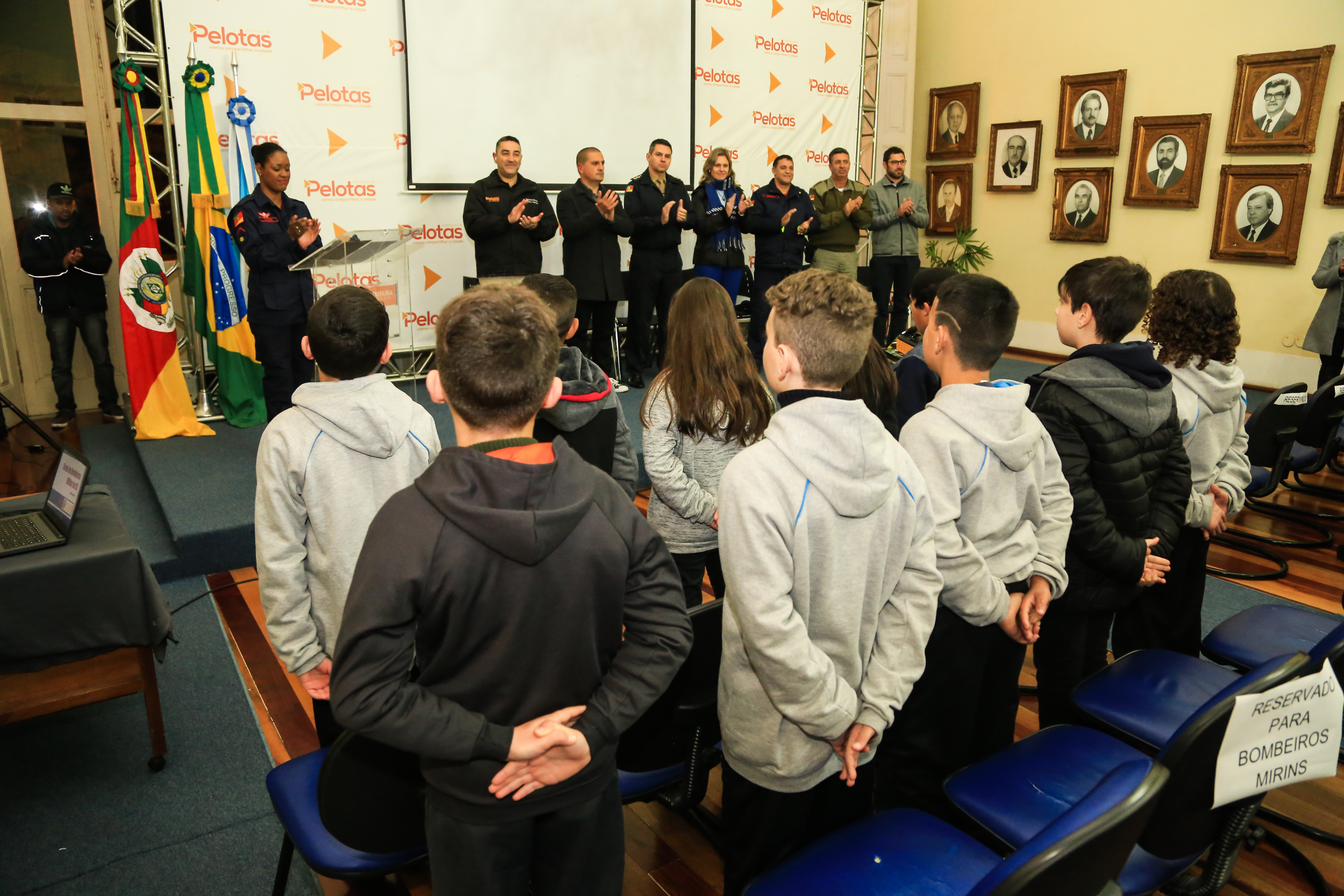 Grupo, formado por 20 alunos da rede municipal de ensino e 10 da rede estadual, recebe a primeira aula oficial neste sábado
