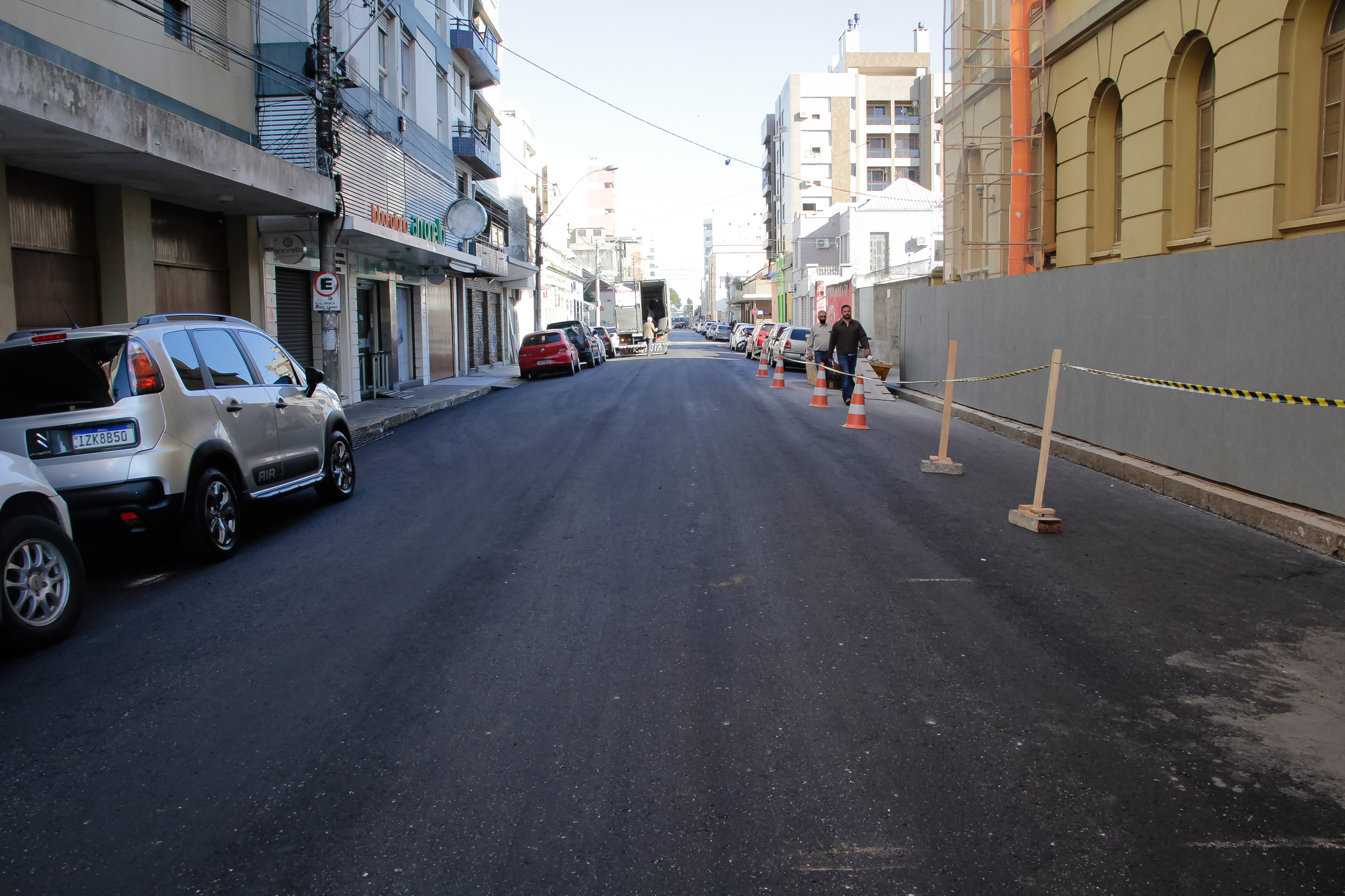 Partes centrais, até então calçadas com paralelepípedos, entram no padrão asfáltico do restante da via