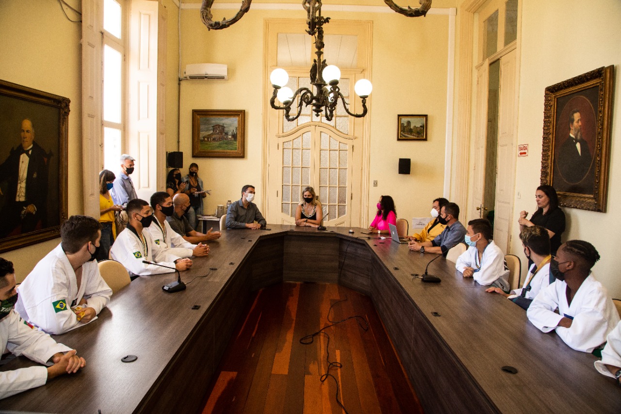 Anúncio da emenda parlamentar, no valor de R$ 100 mil, do deputado Daniel Trzeciak, ocorreu durante apresentação do Quem Luta Não Briga à prefeita