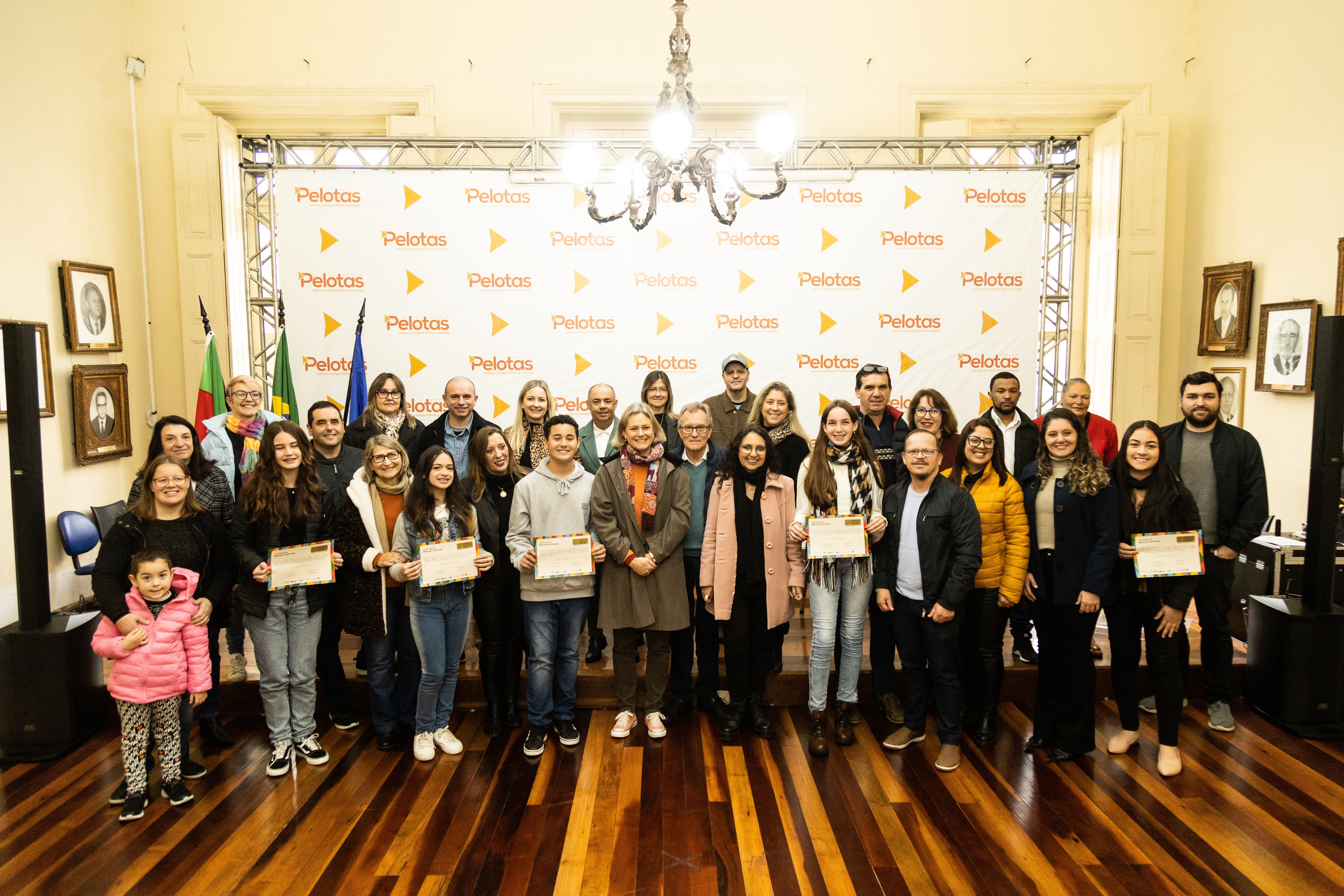 Cinco estudantes da rede municipal receberam menções honrosas na competição nacional de Matemática