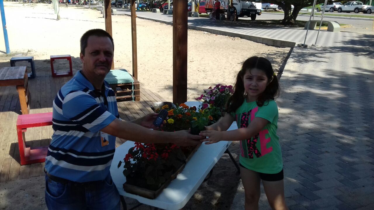 Frequentadores e moradores da praia trocaram lixo eletrônico por mudas de flores