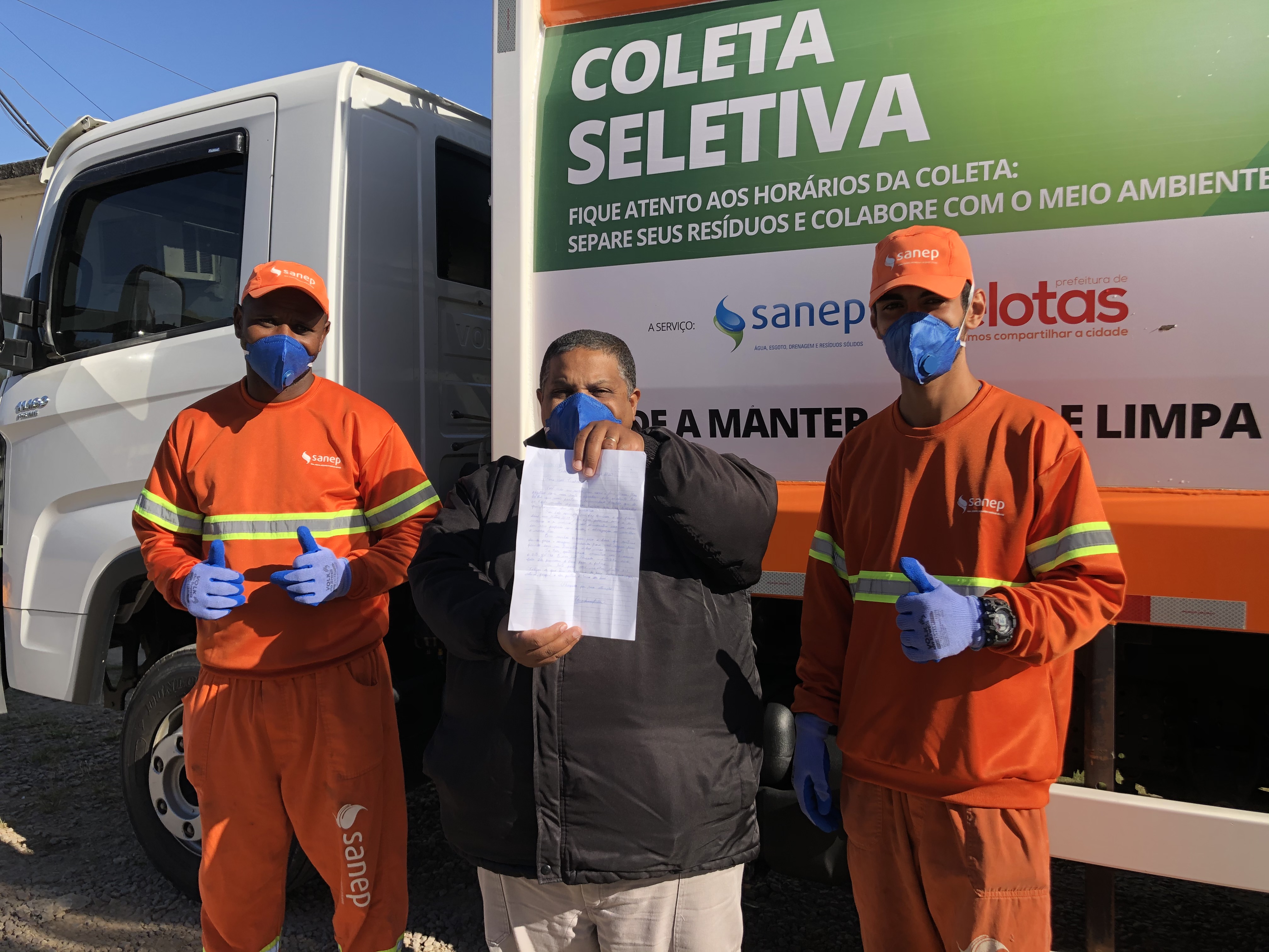 Próximo ao Dia do Trabalhador, moradora da Cohab Fragata entregou recado manuscrito valorizando o trabalho árduo da equipe da coleta