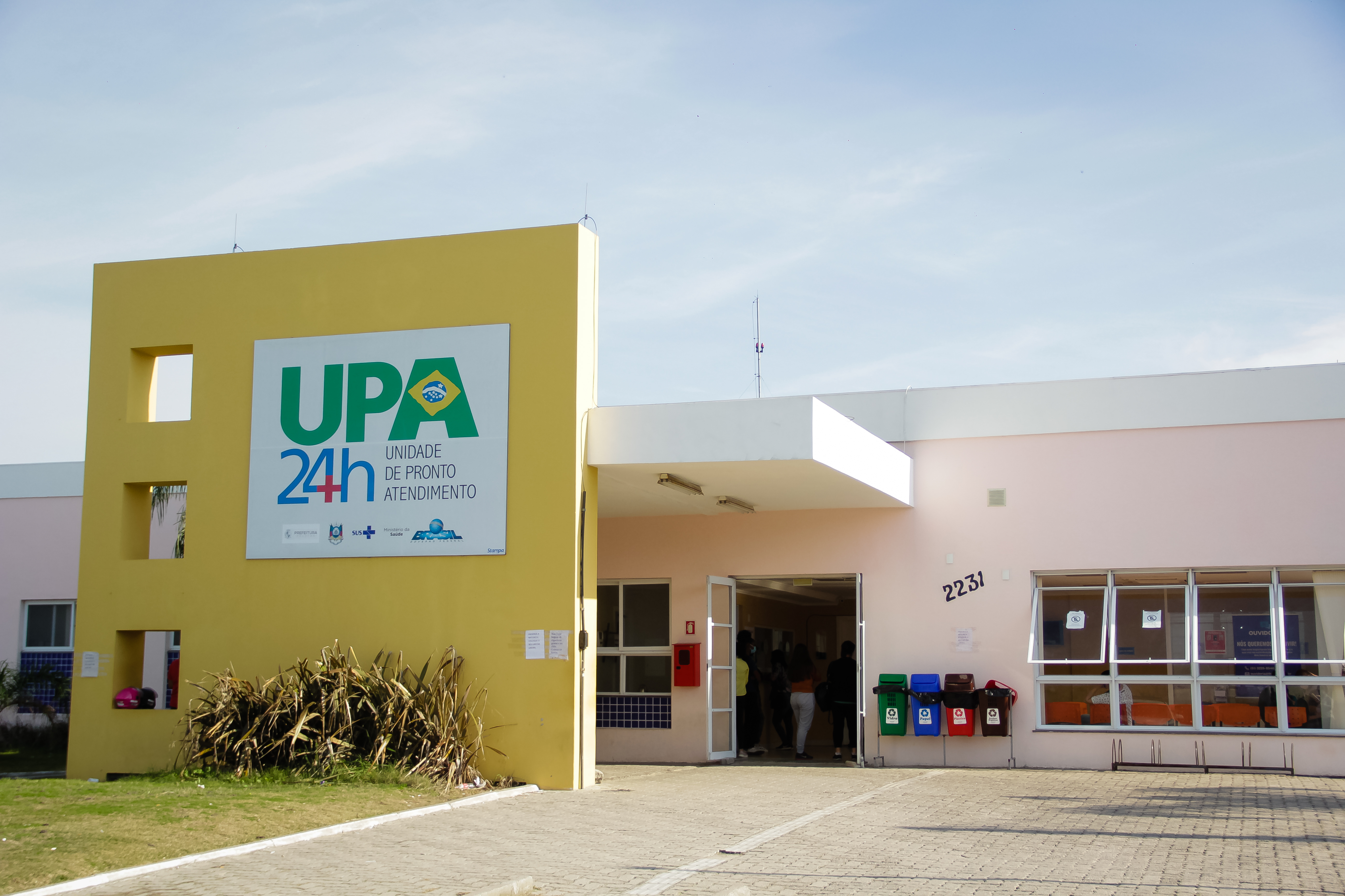 Central de triagem, no lado de fora do prédio, mantém-se aberta para orientar e encaminhar a população, enquanto o local passa por desinfecção e sanitização