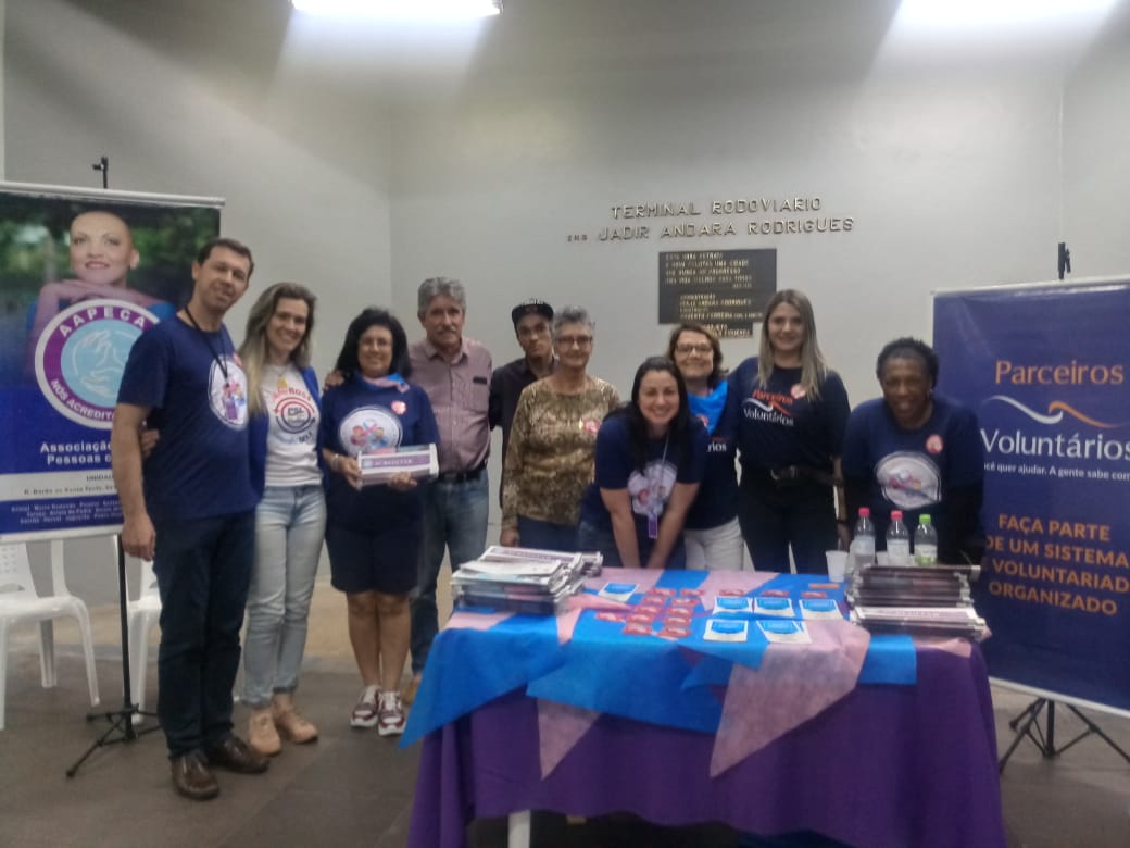Terminal está iluminado em azul e recebe equipe da Aapecan para divulgação da campanha de prevenção e diagnóstico precoce do câncer de próstata