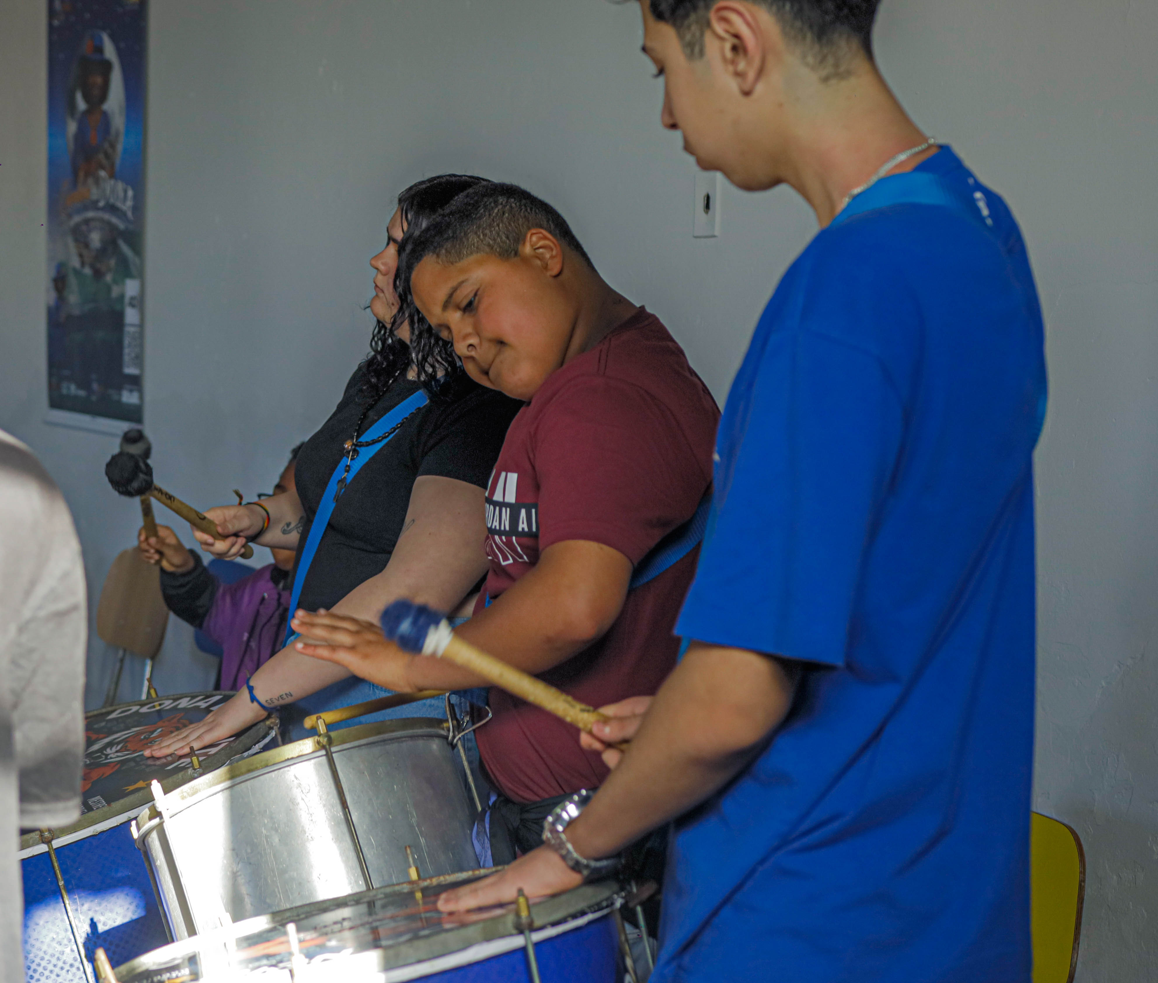 Iniciativa da B.C.R. Dona da Noite prepara crianças, jovens e adultos para baterias carnavalescas. Encontros gratuitos acontecem nas tardes de sábado, no Navegantes II