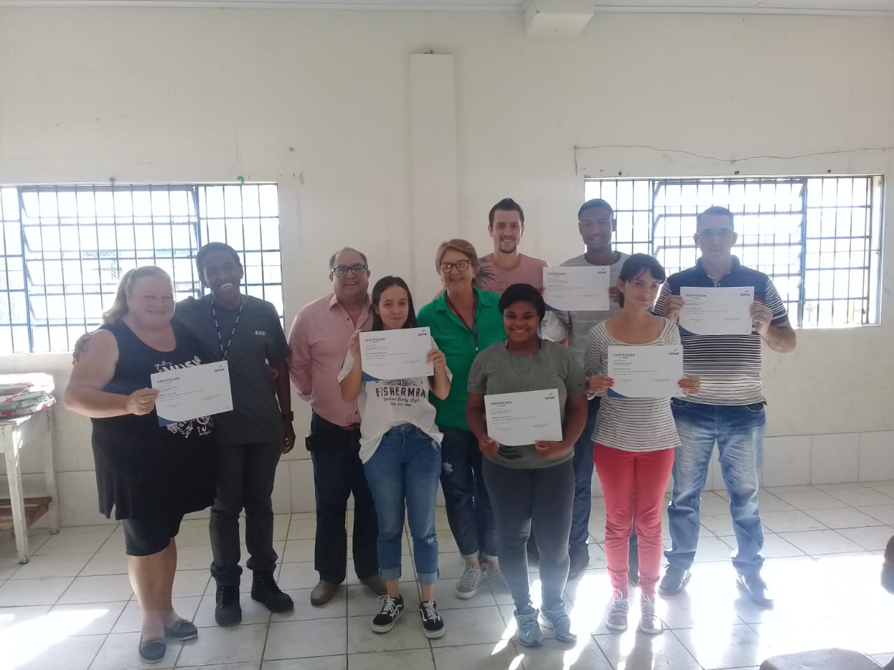 Quinze alunos receberam certificados pelo curso de salgados e outros 13 pelo de garçom