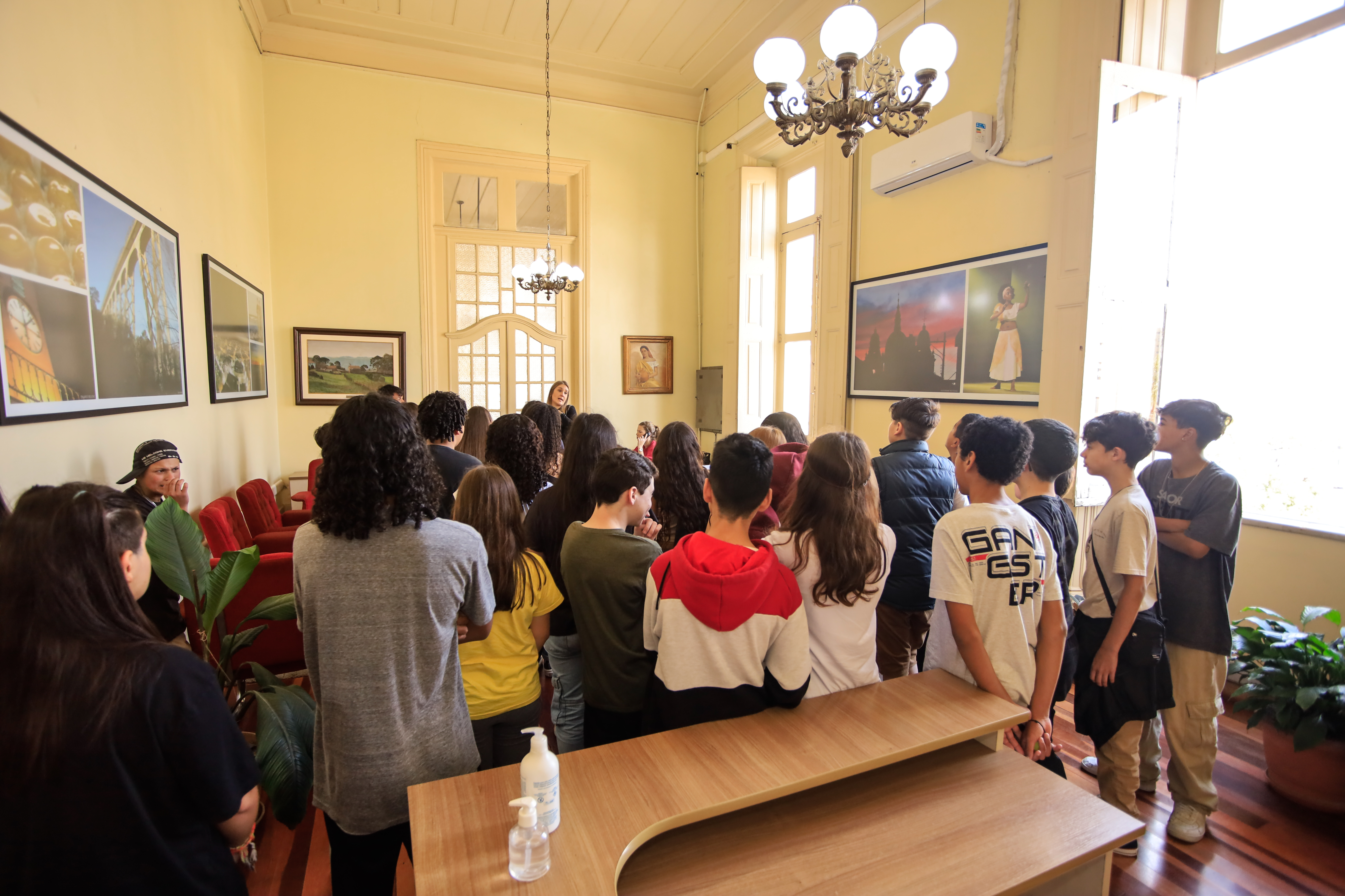 Os estudantes conheceram o prédio do Paço Municipal e aprenderam sobre as principais atividades realizadas na Prefeitura