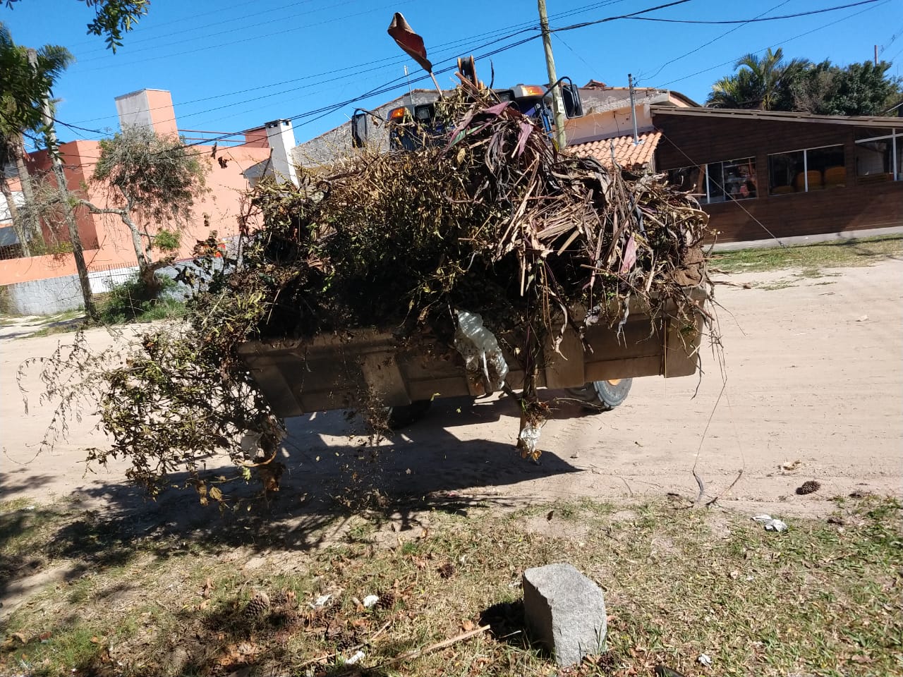 Recolhimento de entulhos e serviço de roçado foram alguns dos serviços realizados