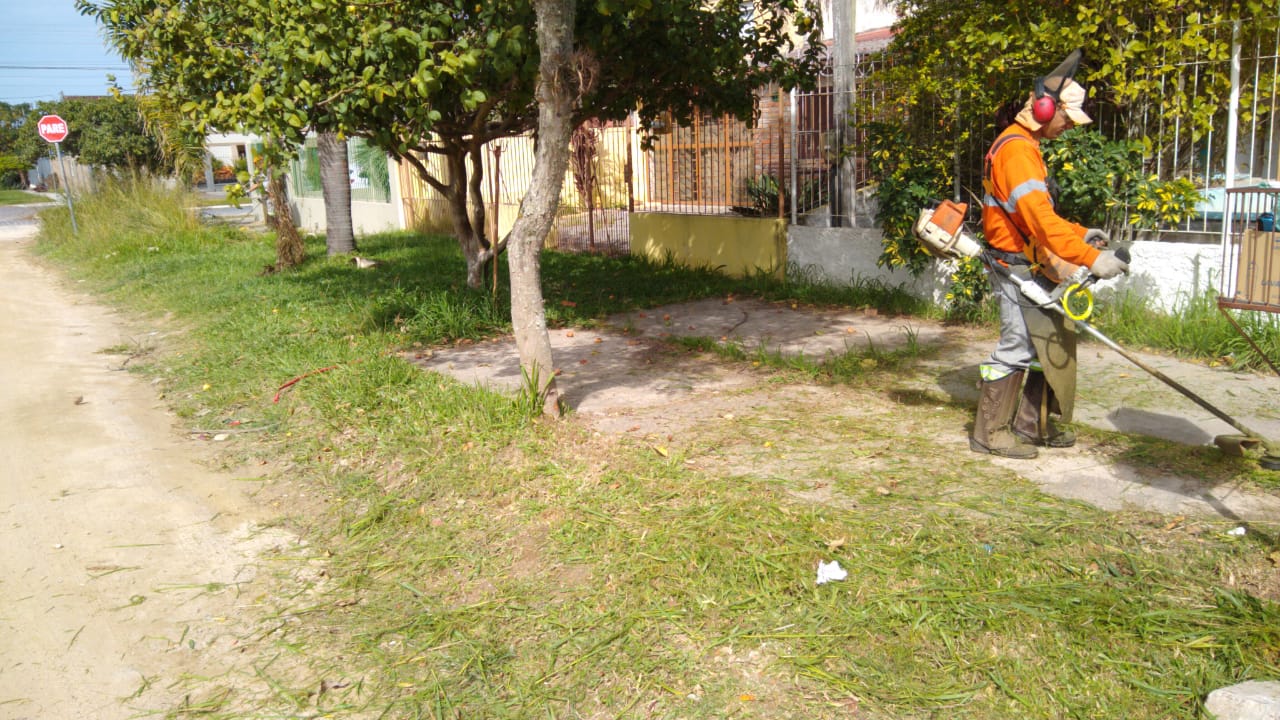 Secretaria atua na limpeza de rua nos bairros de Pelotas, com horário reduzido, por conta da pandemia do novo coronavírus