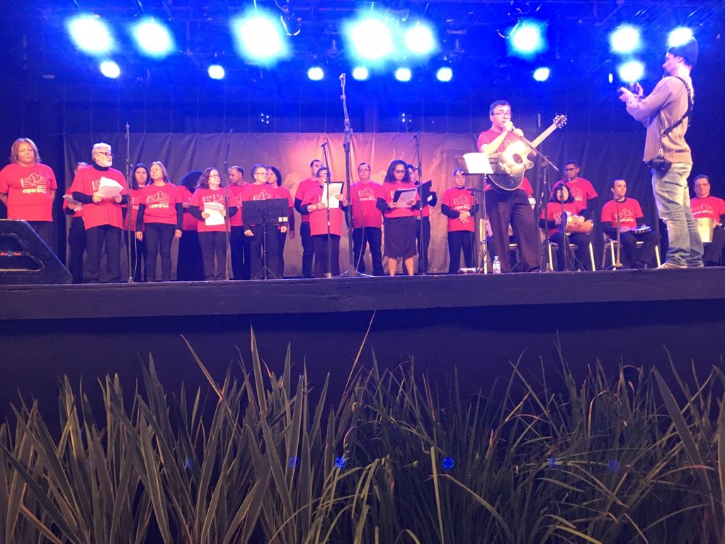 Há oito anos o Vocal Esperança e o Los Lokos se apresentam na Praça de Alimentação da Feira