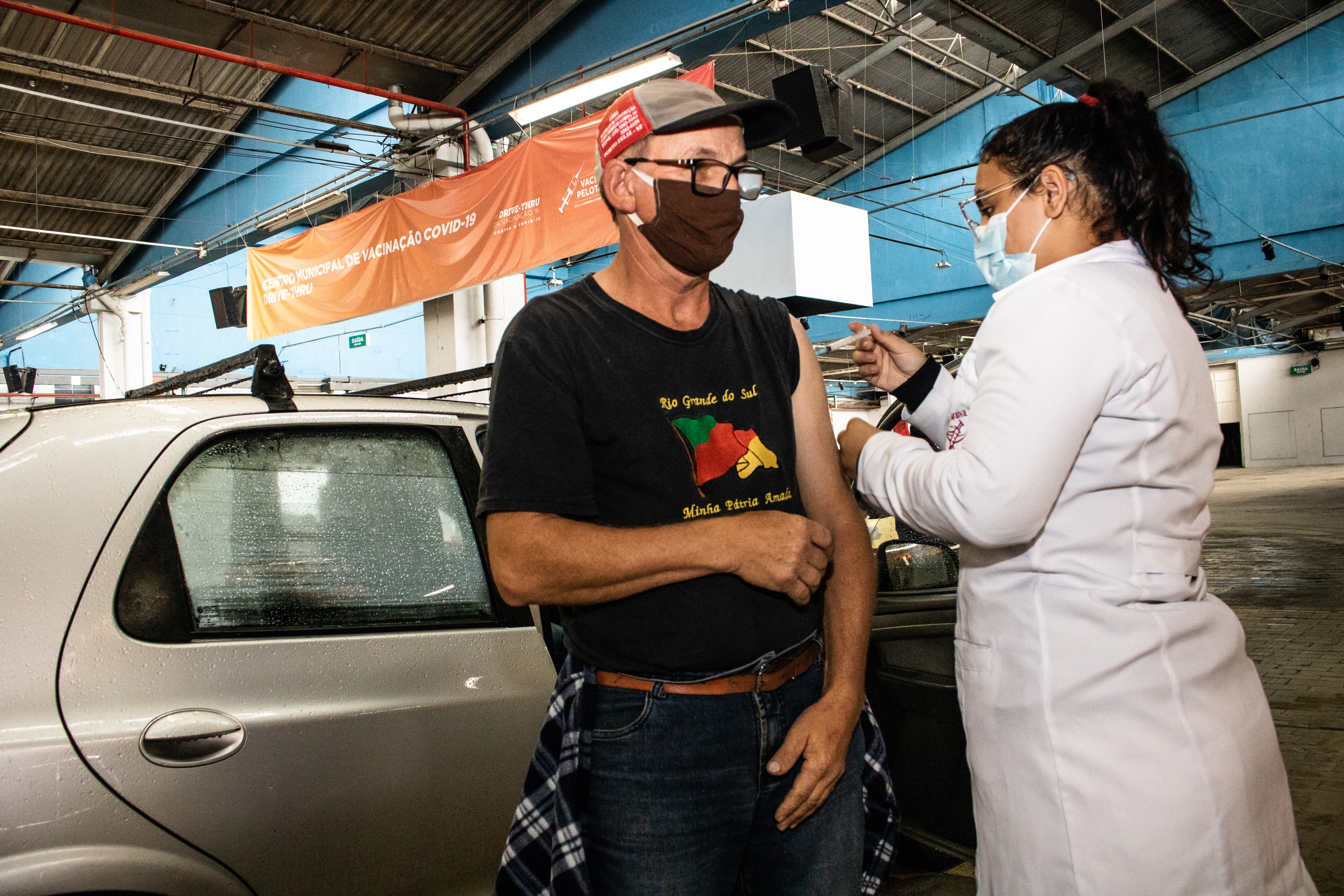 Nesta sexta-feira (25) e sábado (26), será a vez do público com 51 e 50 anos, respectivamente, receber a 1ª dose do imunizante no drive-thru do Centro de Eventos