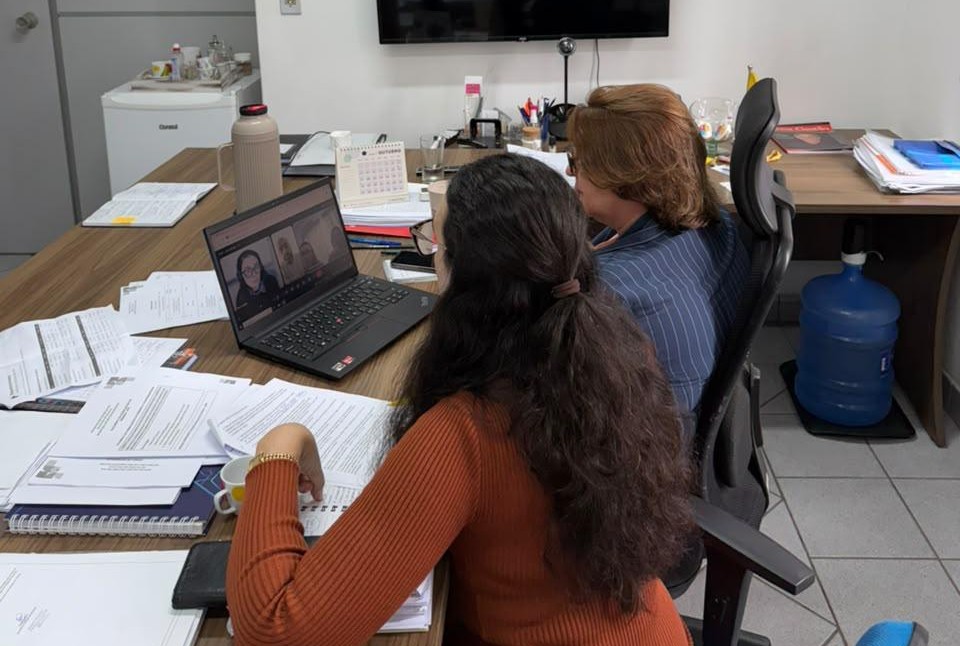 Comissão instituída, secretária e representante da empresa projetam quatro editais na primeira reunião