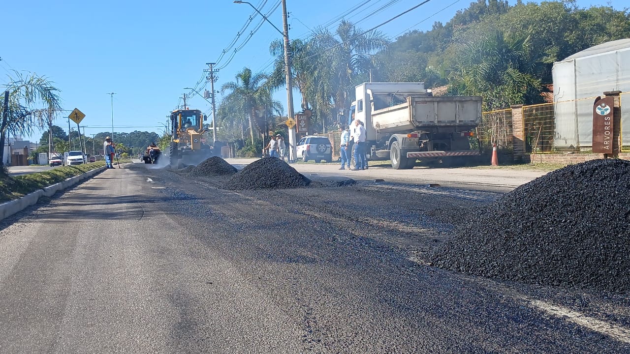 Outras equipes fizeram tapa-buracos no Pestano e finalizaram uma travessia de pedestres no Areal