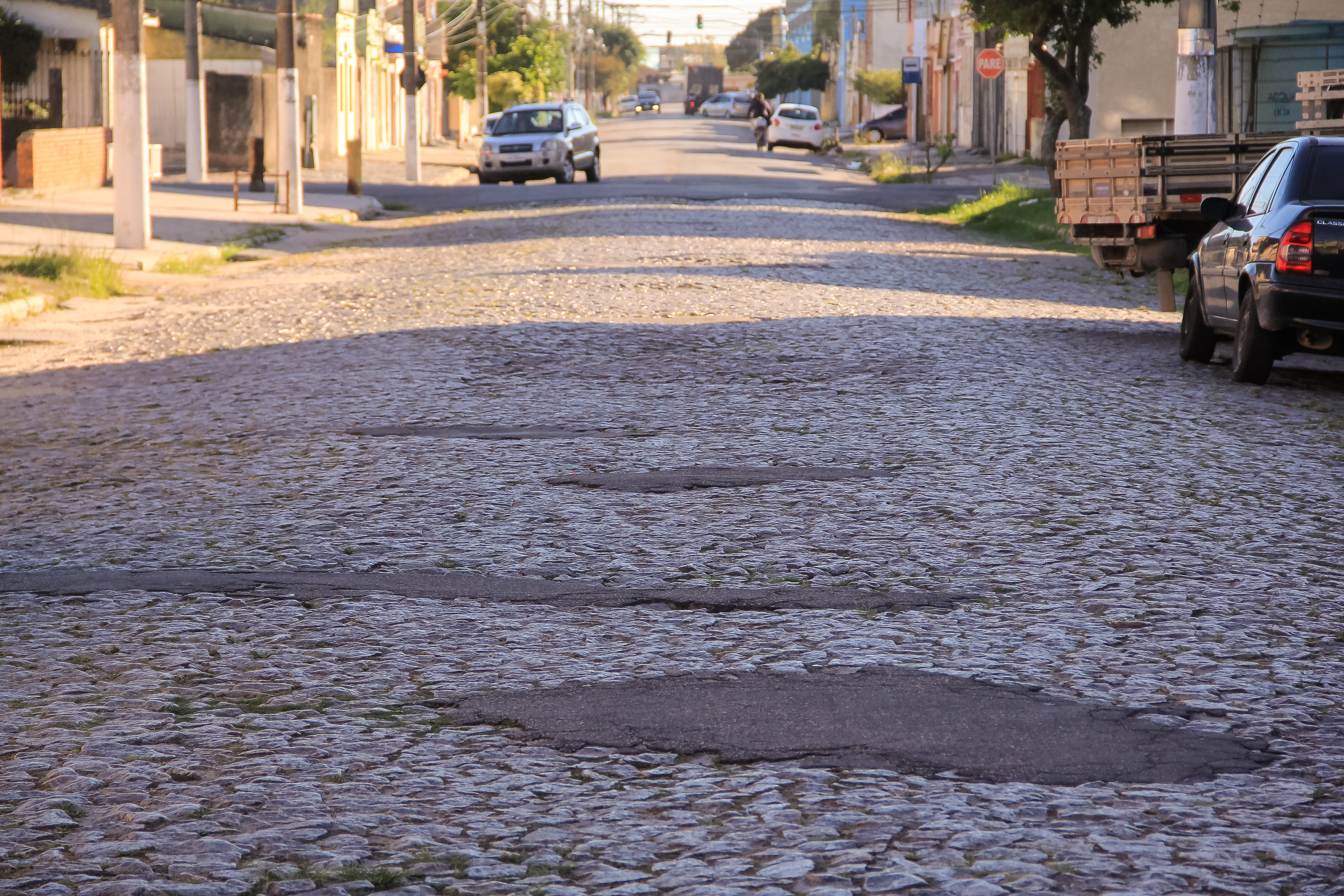 Prefeita assinou contrato para execução da obra em via do Porto, viabilizada por meio de emenda do deputado Nereu Crispim e solicitada pelo vereador Paulo Coitinho
