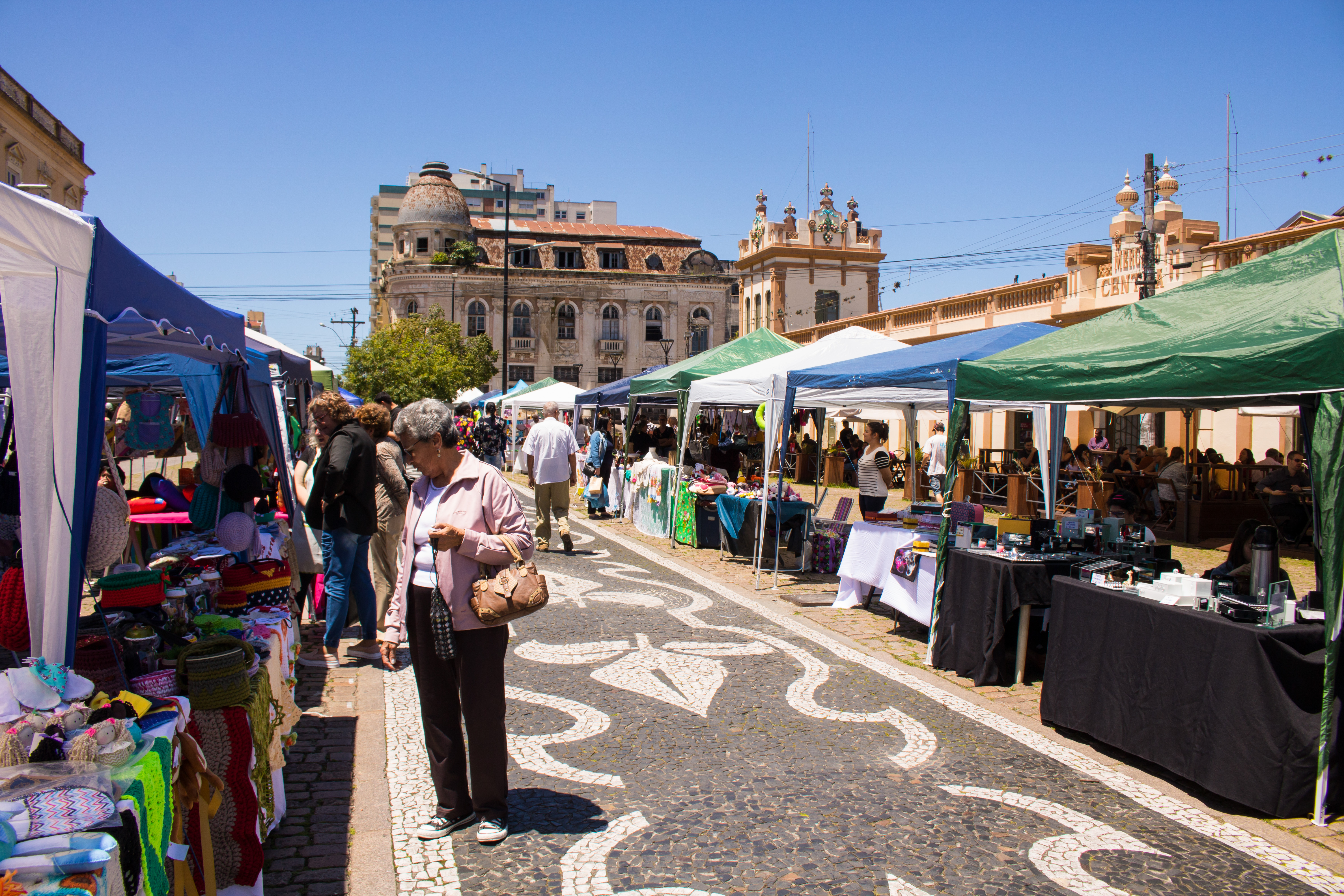 Mais de dez bancas com produtos variados integram a Feira que participa do evento “Laranjal: quem gosta, protege!”