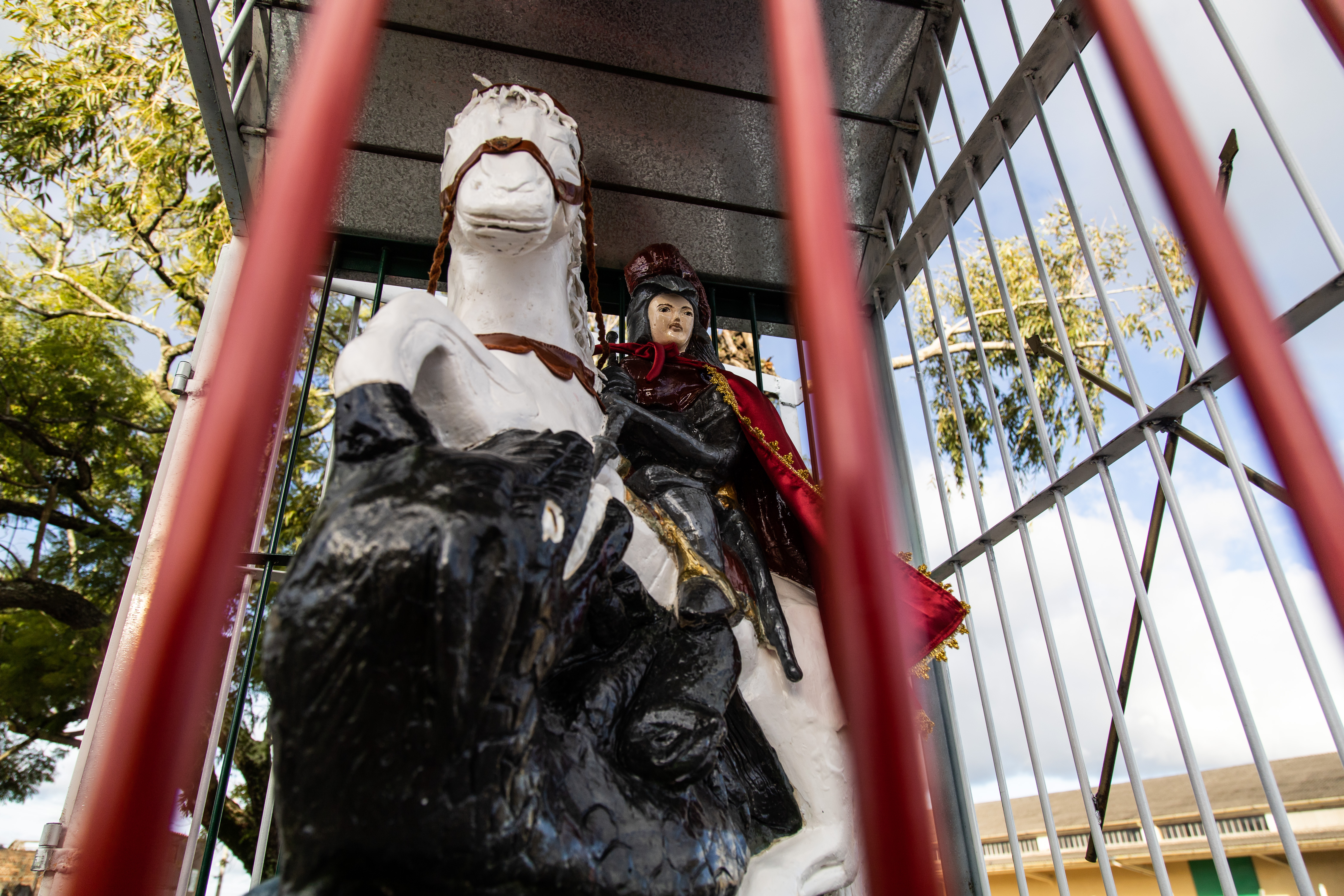 Monumento que contempla o catolicismo e as religiões de matriz africana foi instalado pela Prefeitura