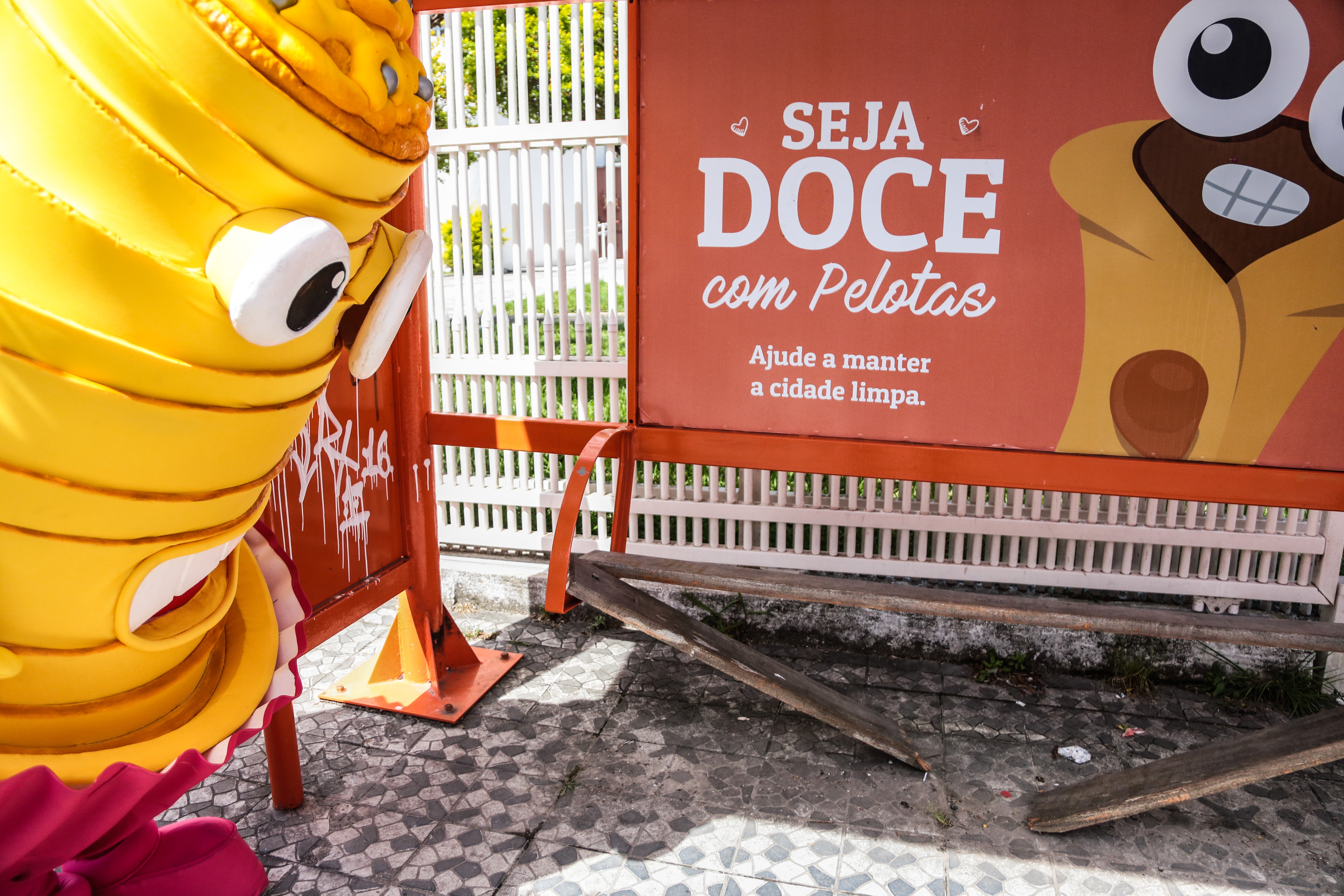 Nesta semana, um banco de madeira e metal, recém fixado na rua Gomes Carneiro, foi arrancado de sua base