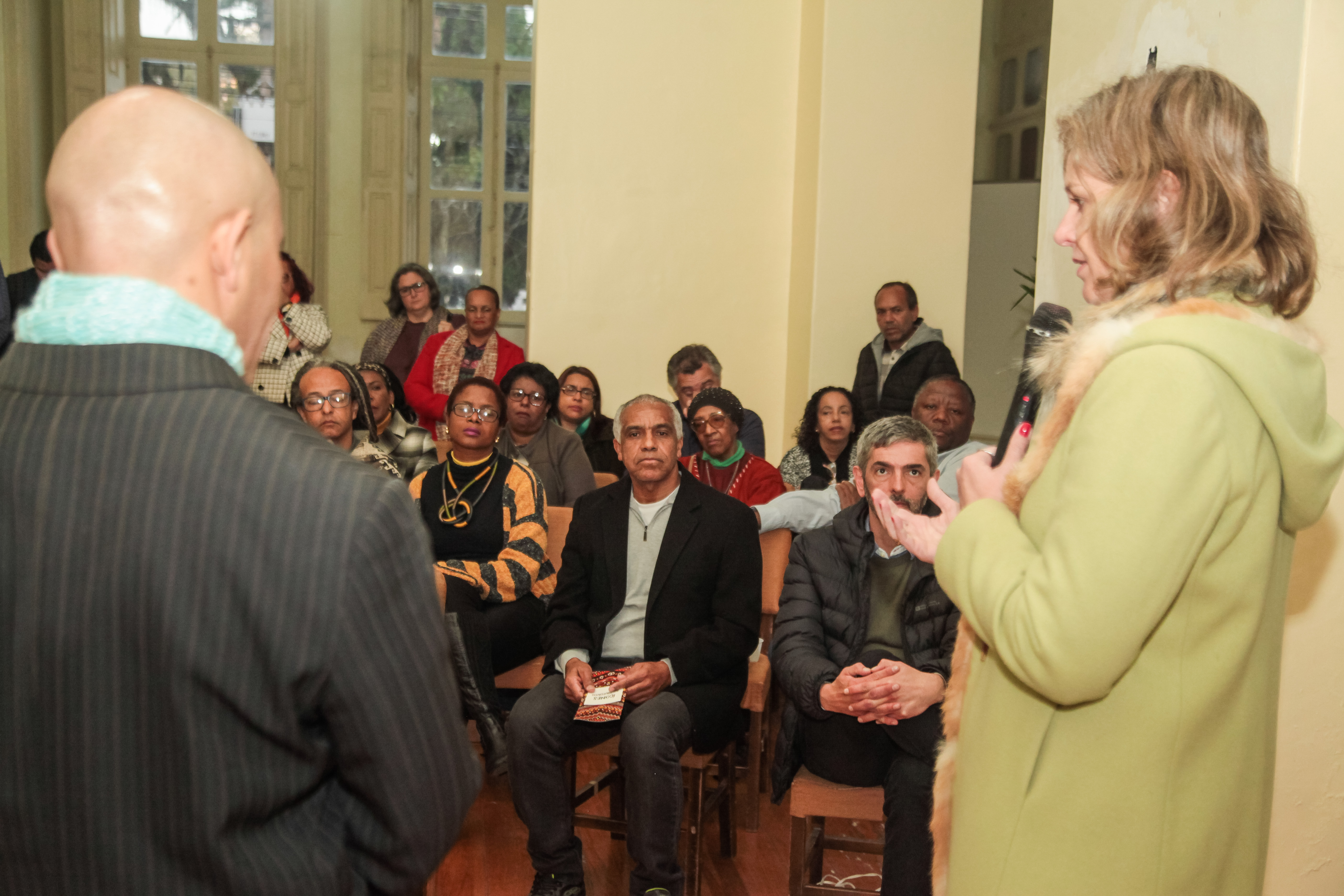 Prefeita participou do lançamento de fôlder em homenagem a pelotenses que contribuíram com as artes e a literatura