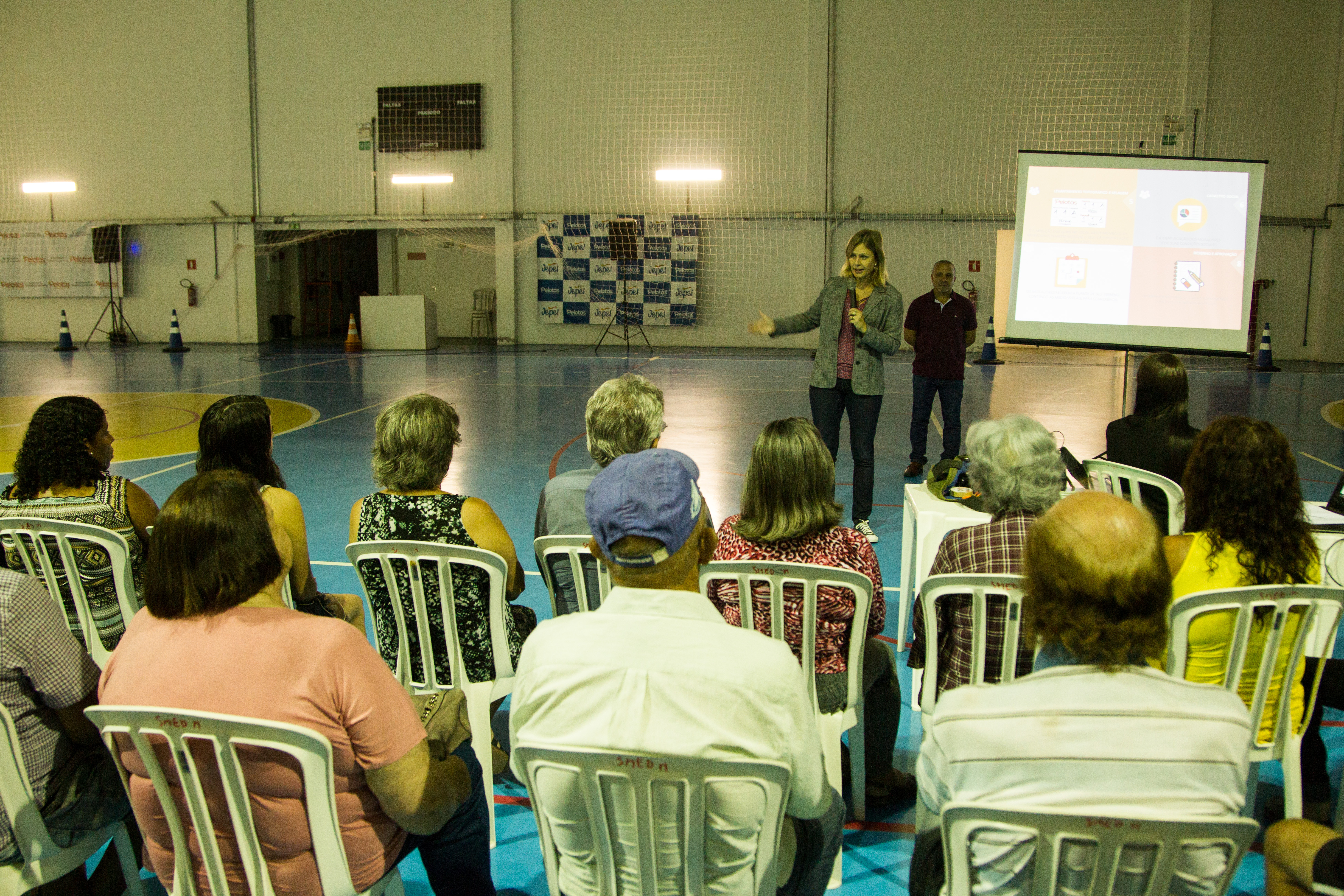 Primeira reunião com moradores da rua Mário Meneghetti e da Vila Dulce foi realizada nessa quinta-feira no Ginásio Municipal