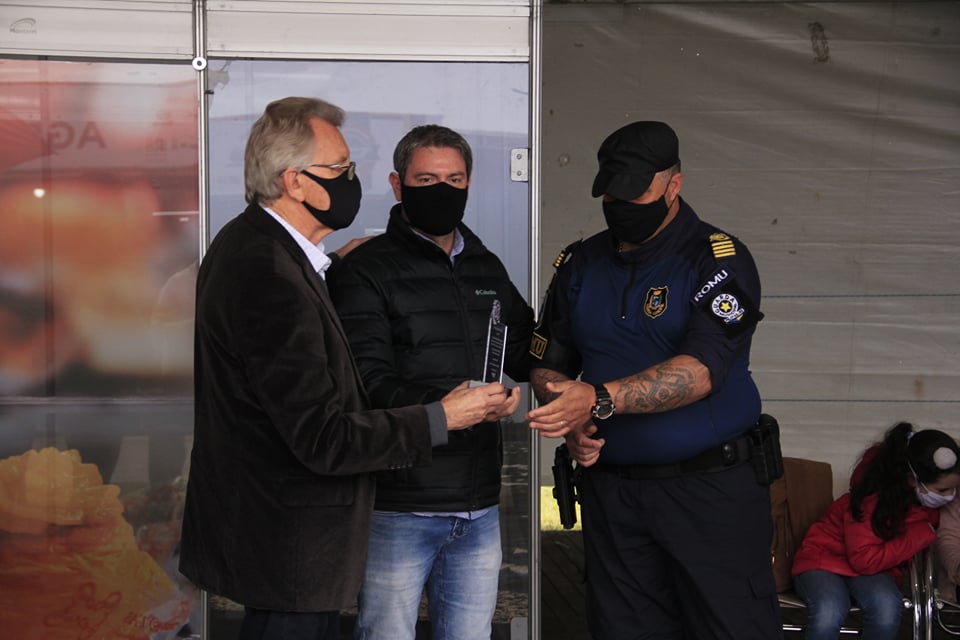 Prefeito em exercício, Idemar Barz fez a entrega de uma placa em reconhecimento ao trabalho dos profissionais da instituição no município