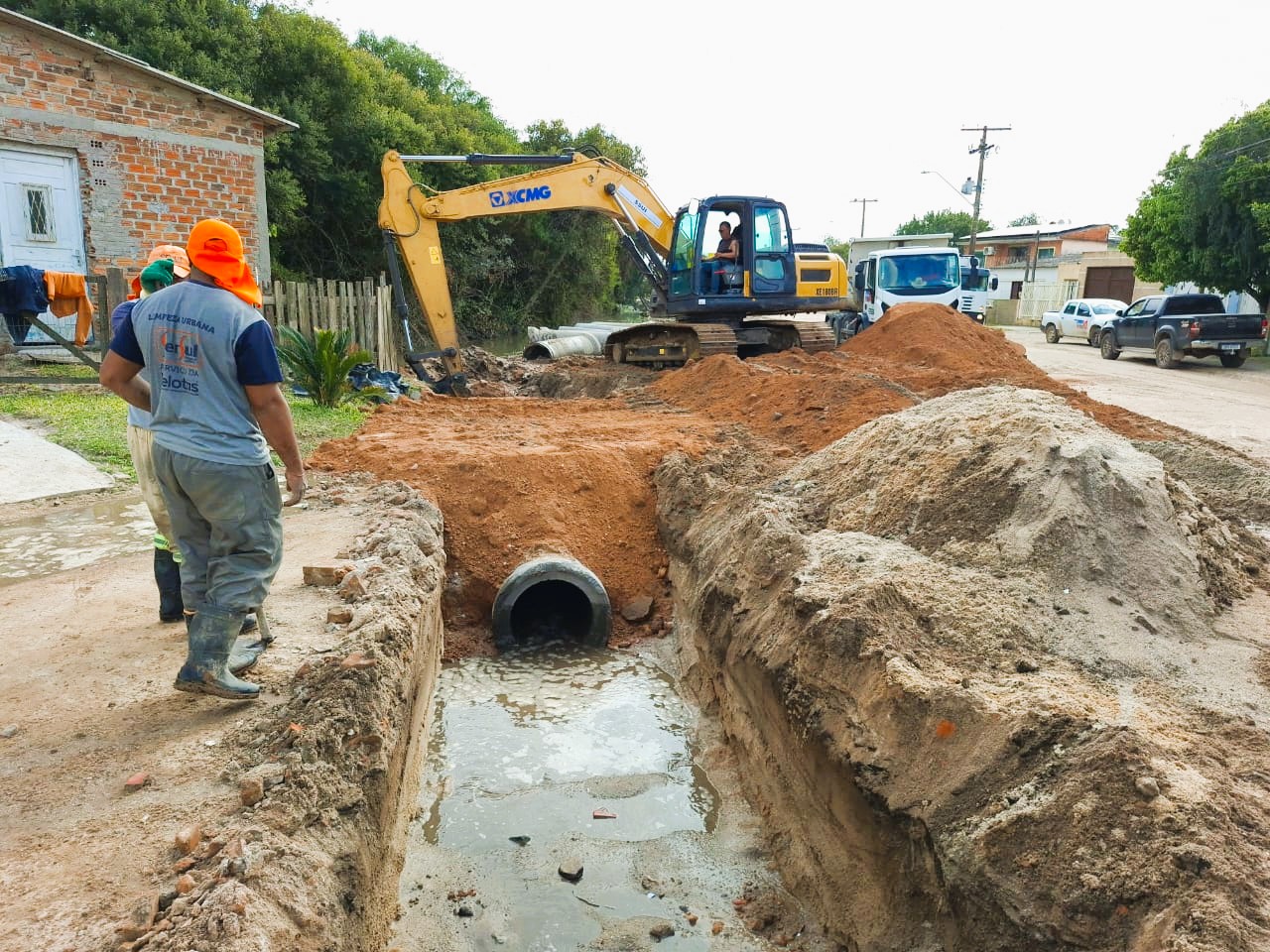 Nova estrutura de drenagem será colocada no cruzamento da rua Saint-Hillaire com Estrada da Costa. Serviços ininterruptos de zeladoria na localidade completam um mês nesta semana